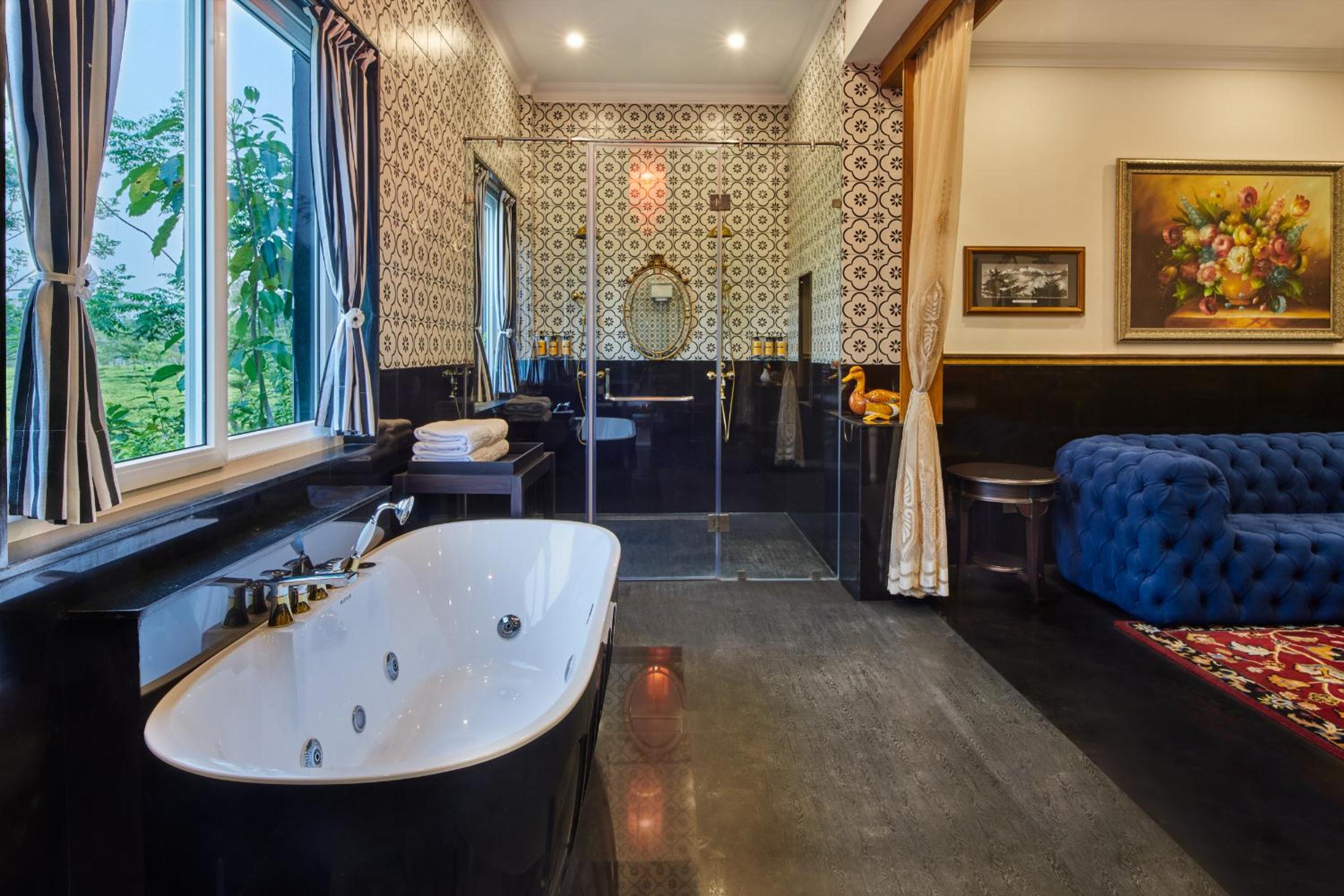 Colonial Suite -  10% Discount on Foods & Soft Beverages* | 15% Discounts on Laundry Services* | INR 500 spa credit during your stay on selective Massage services. TnC Apply.* | Free Minibar - 2 cans of soft Beverages (Once on Arrival)  - Photo 7