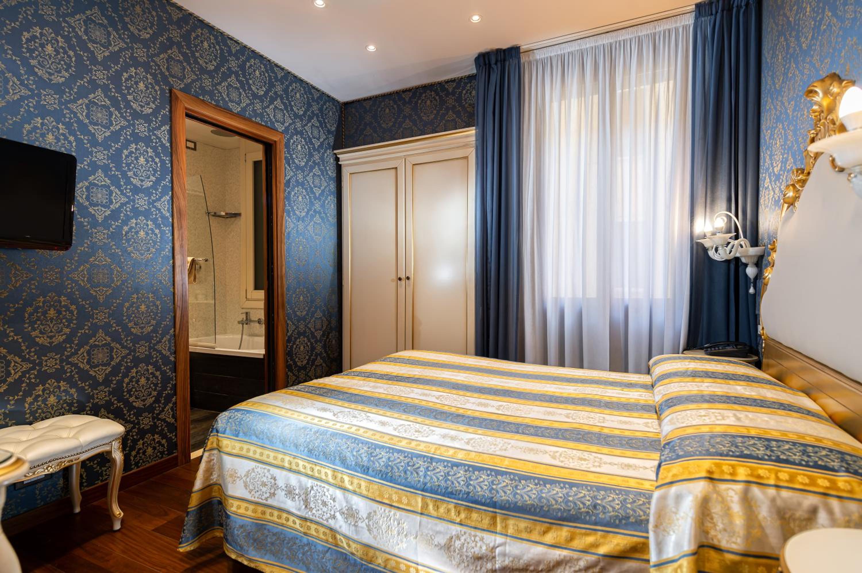 Small Double Room thumbnail 6