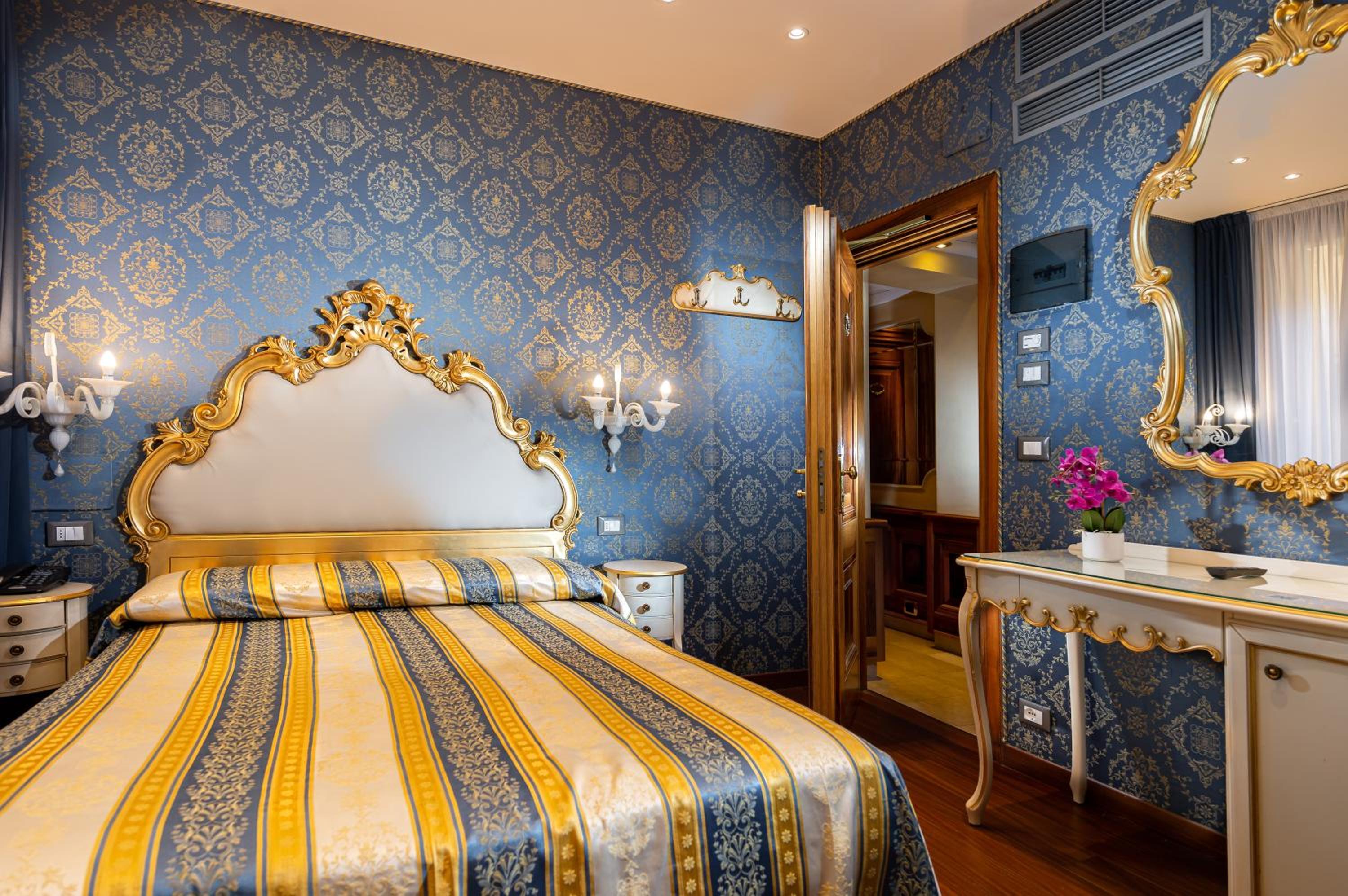 Small Double Room thumbnail 5
