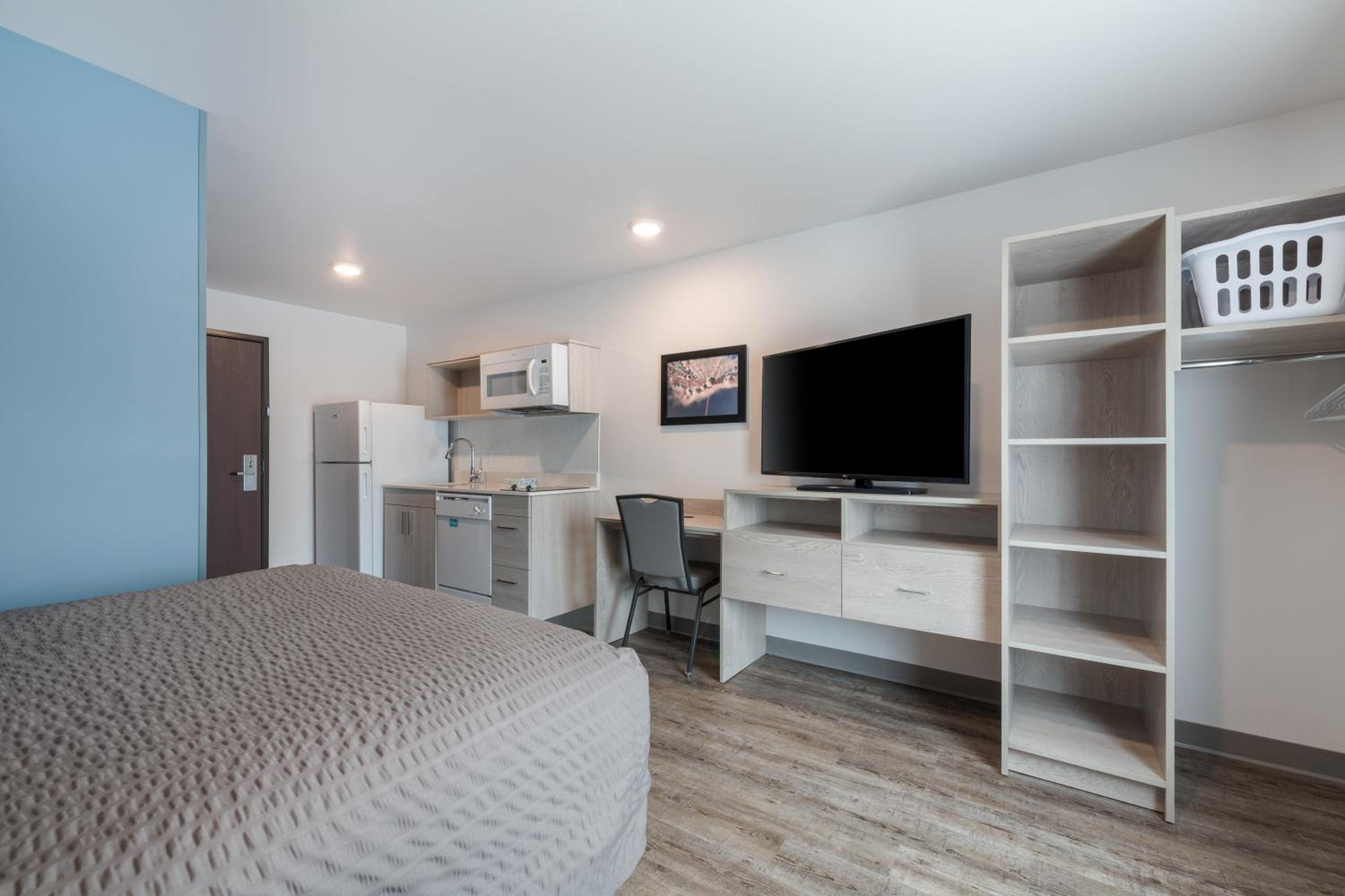 QUEEN SUITE WITH SOFA - Photo 4