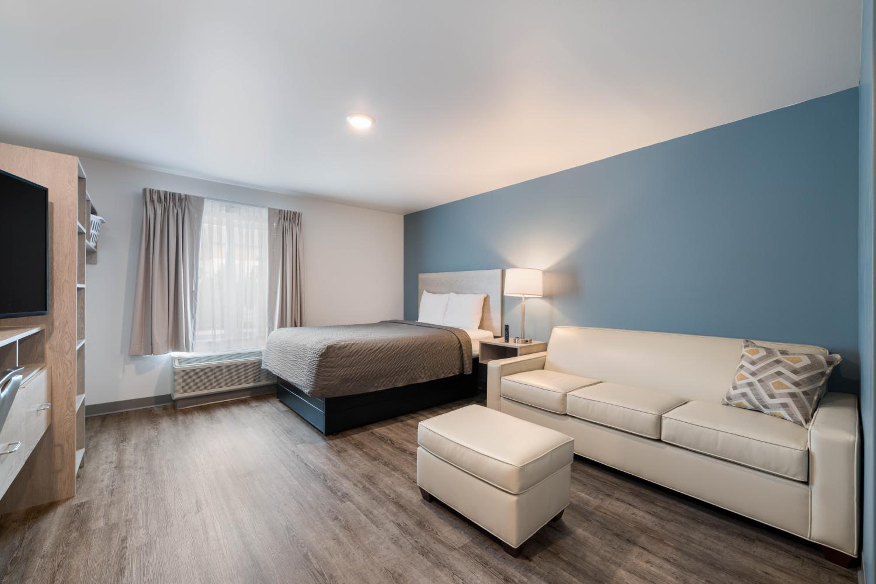 QUEEN SUITE WITH SOFA ACCESSIBLE photo 2