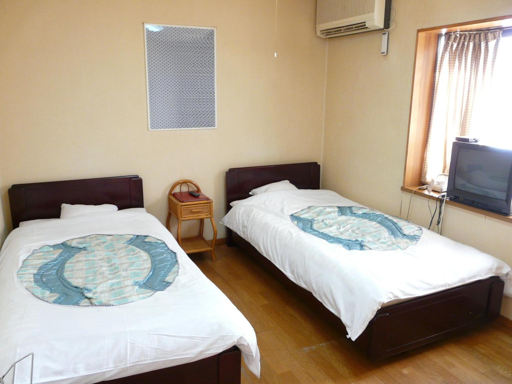 Twin Room with Shared Bathroom photo 2