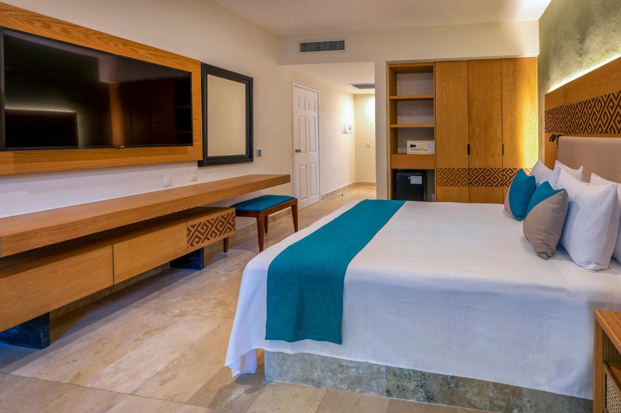 Accessible Queen Room with  Garden View and One Queen Bed, Non-Smoking - Photo 1