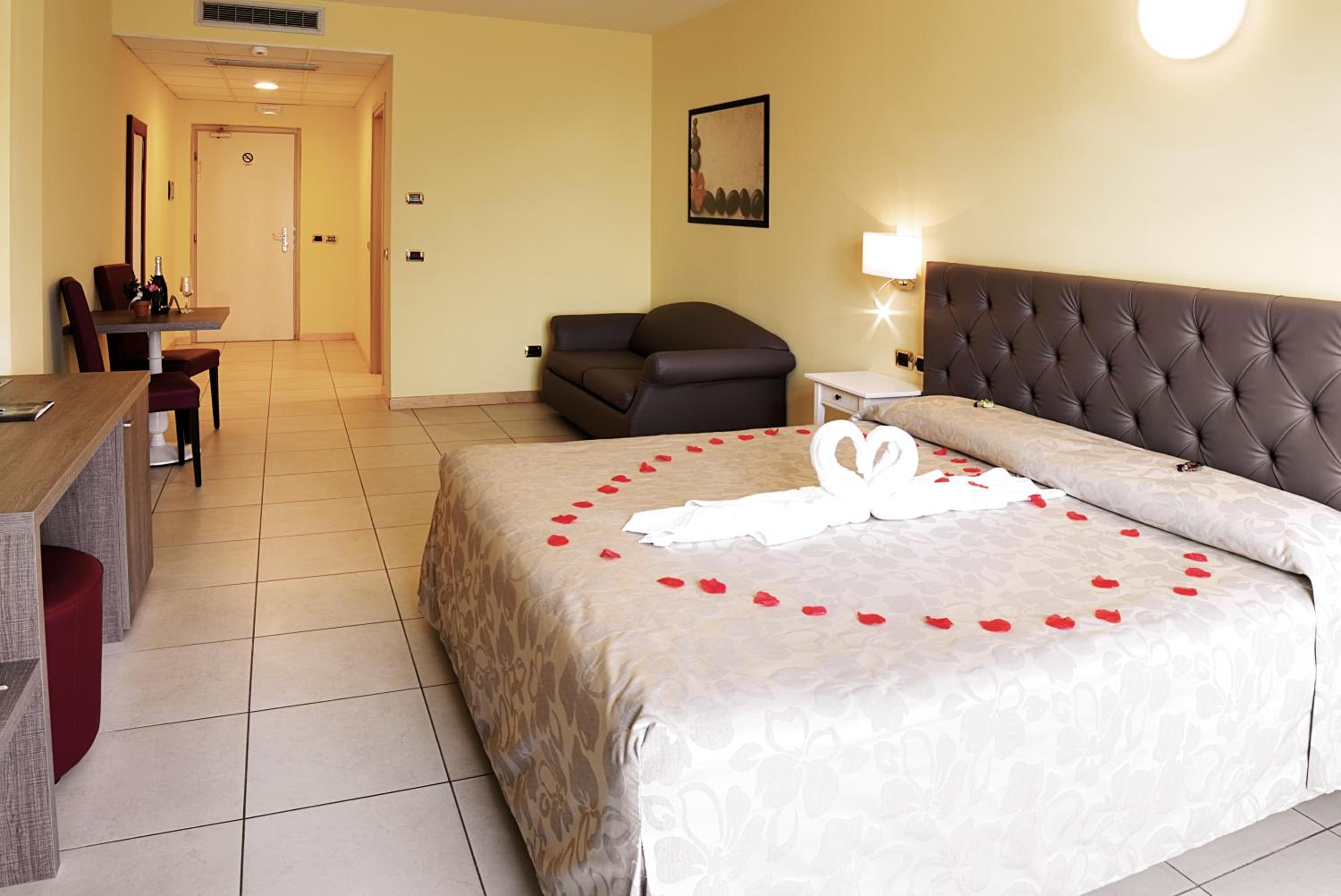 Double Room with Lake View - Photo 5
