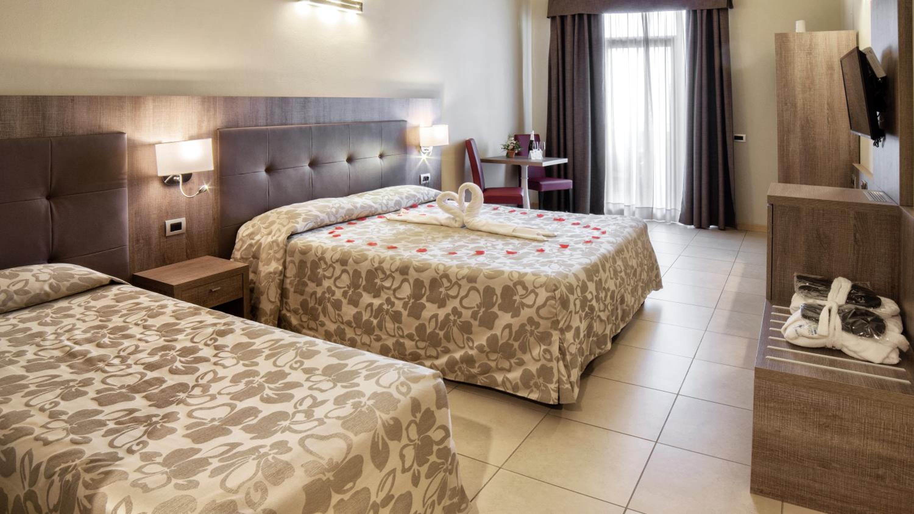 Double or Twin Room with Lake View - Photo 15