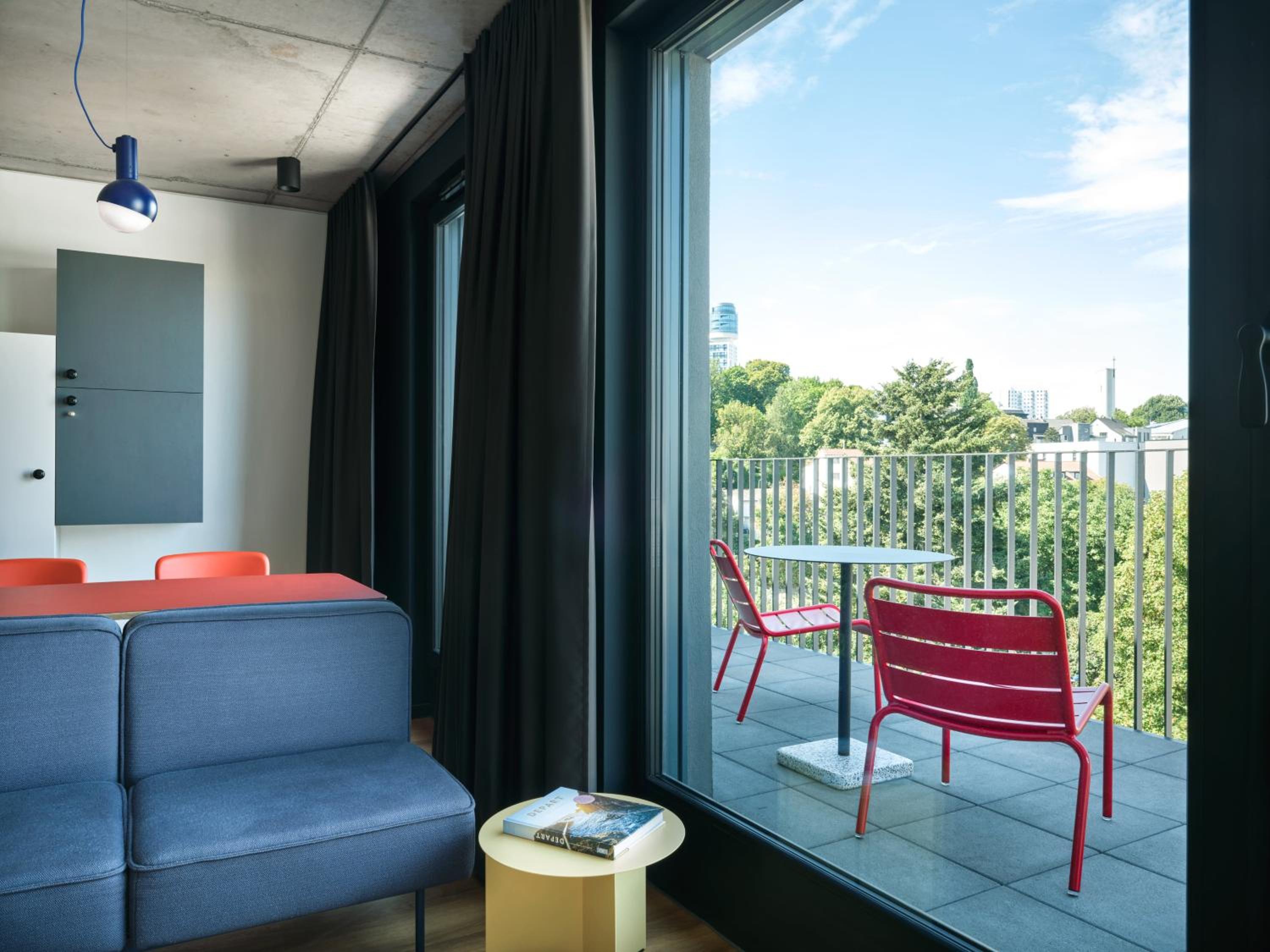 Deluxe Apartment with Balcony and King-Size-Bed - Photo 10