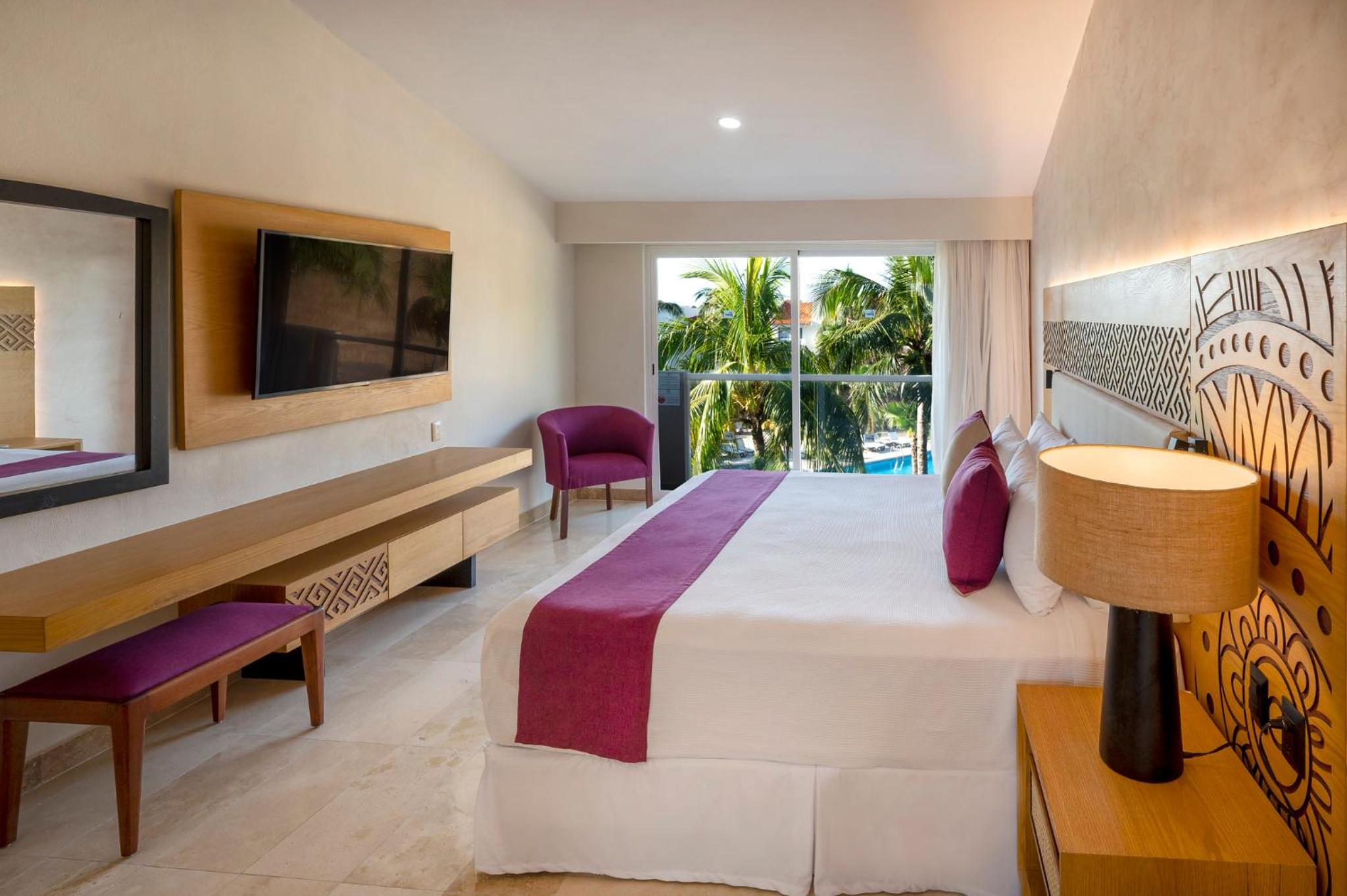 Superior Pool King Room with  One King Bed, Non-Smoking - Photo 5