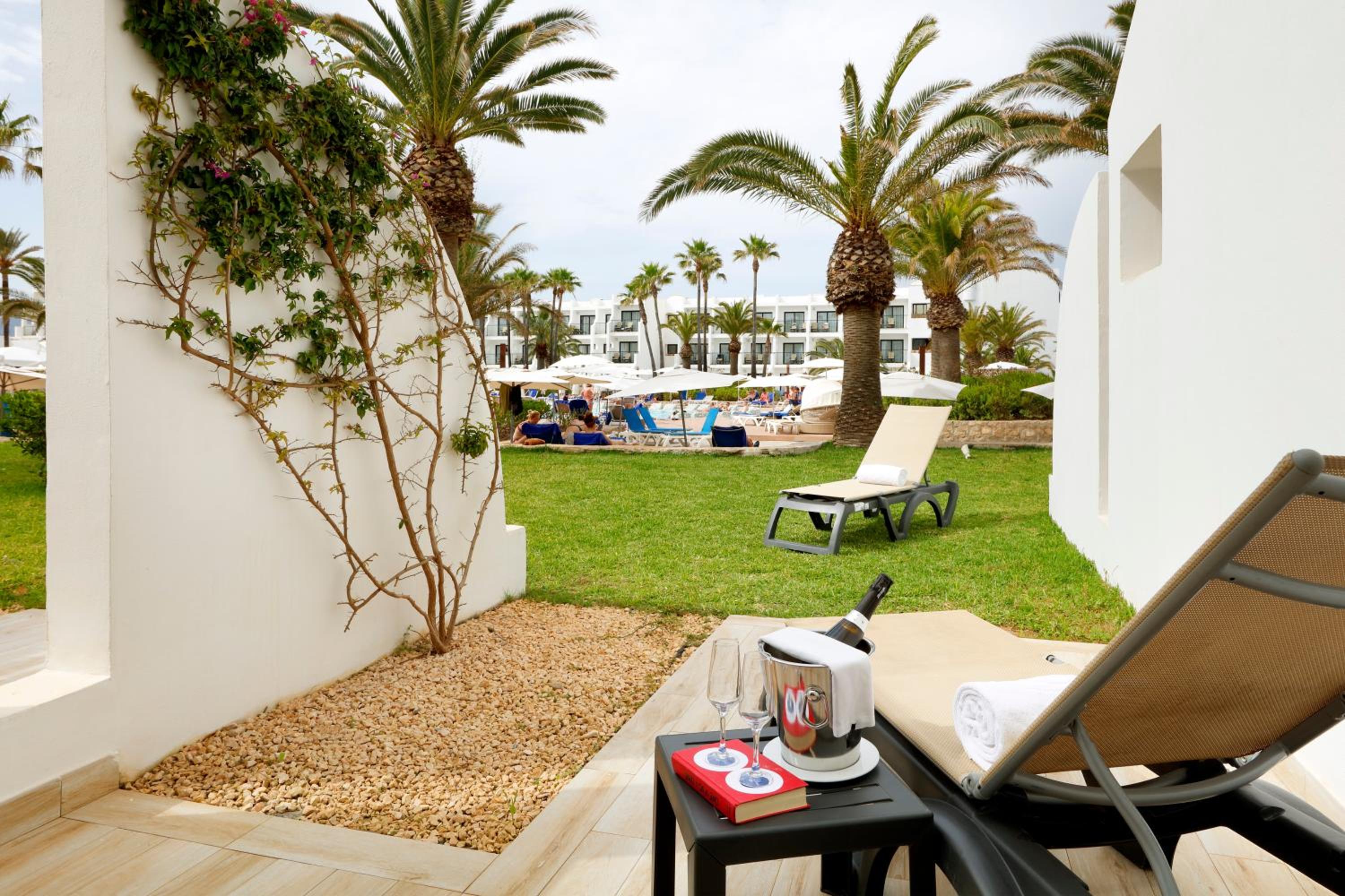 Superior Double Room Poolside