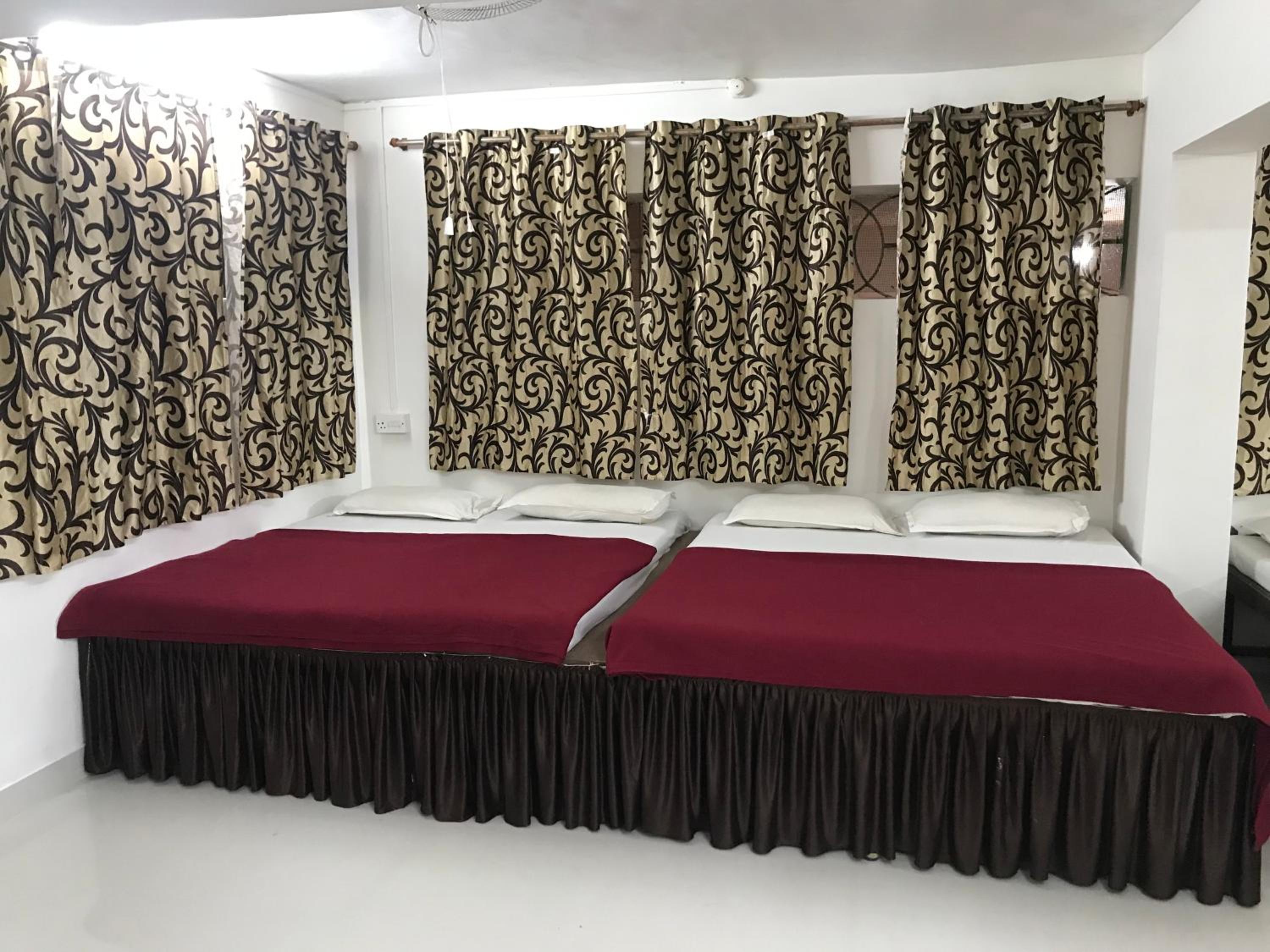 10-Bed Mixed Dormitory Room