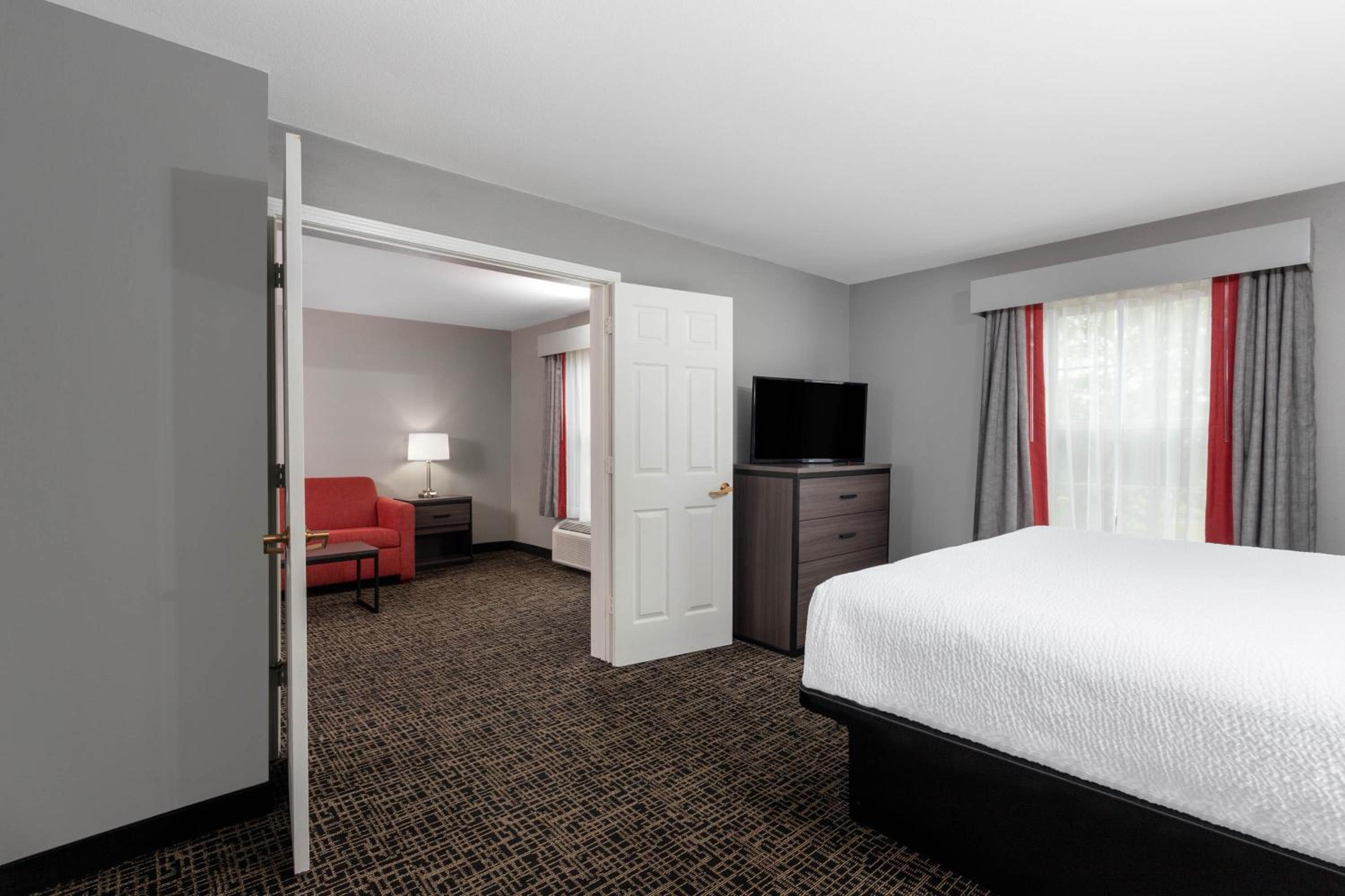 One-Bedroom King Superior Suite - Non-Smoking - Photo 1