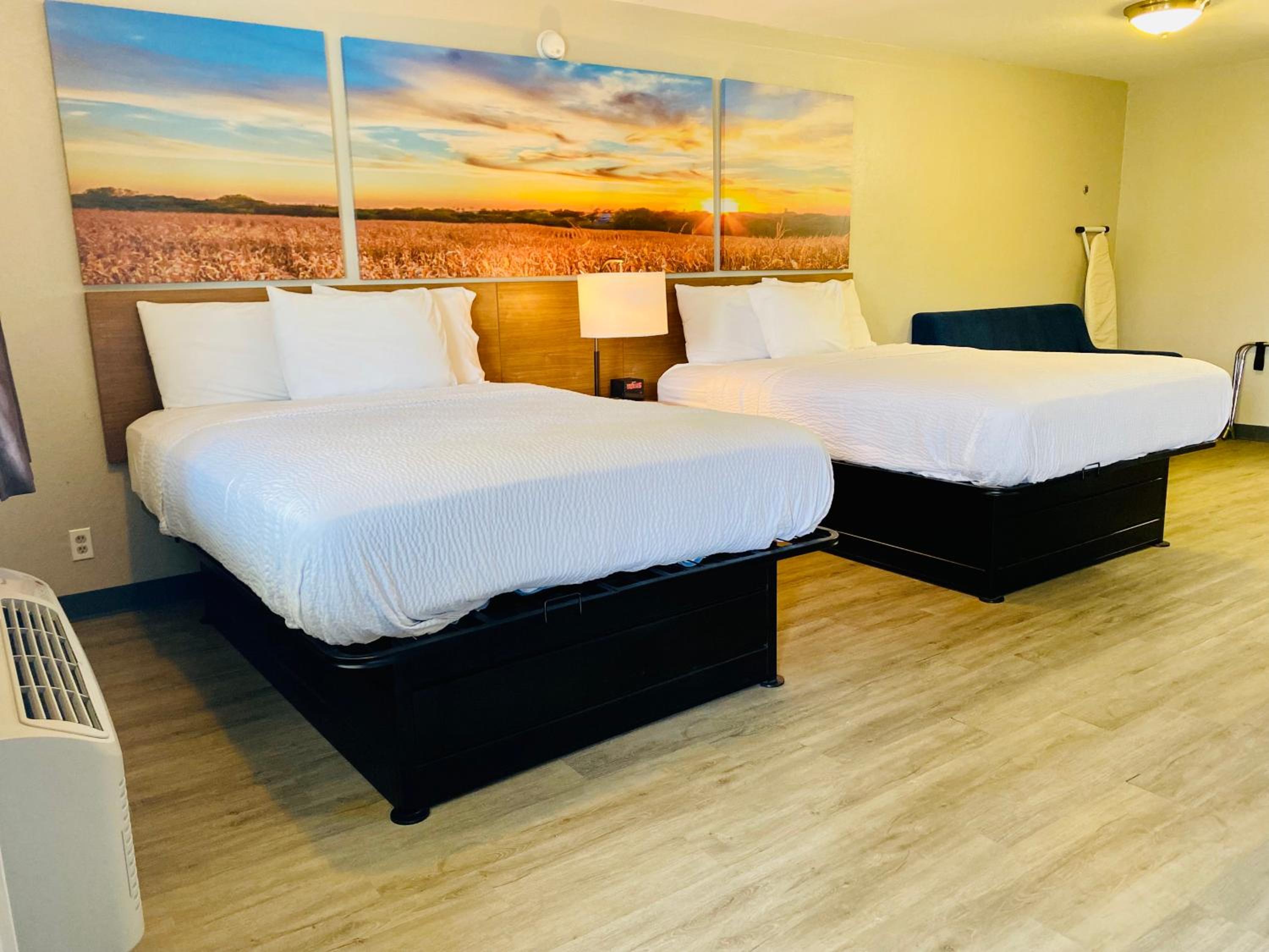 Queen Room with Two Queen Beds - Non-Smoking - Photo 2