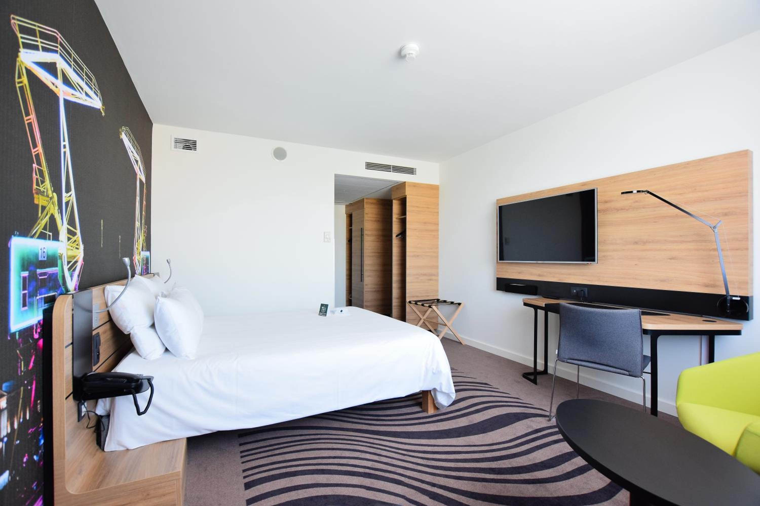 Suite with One Double Bed and Sofa Bed - Photo 6