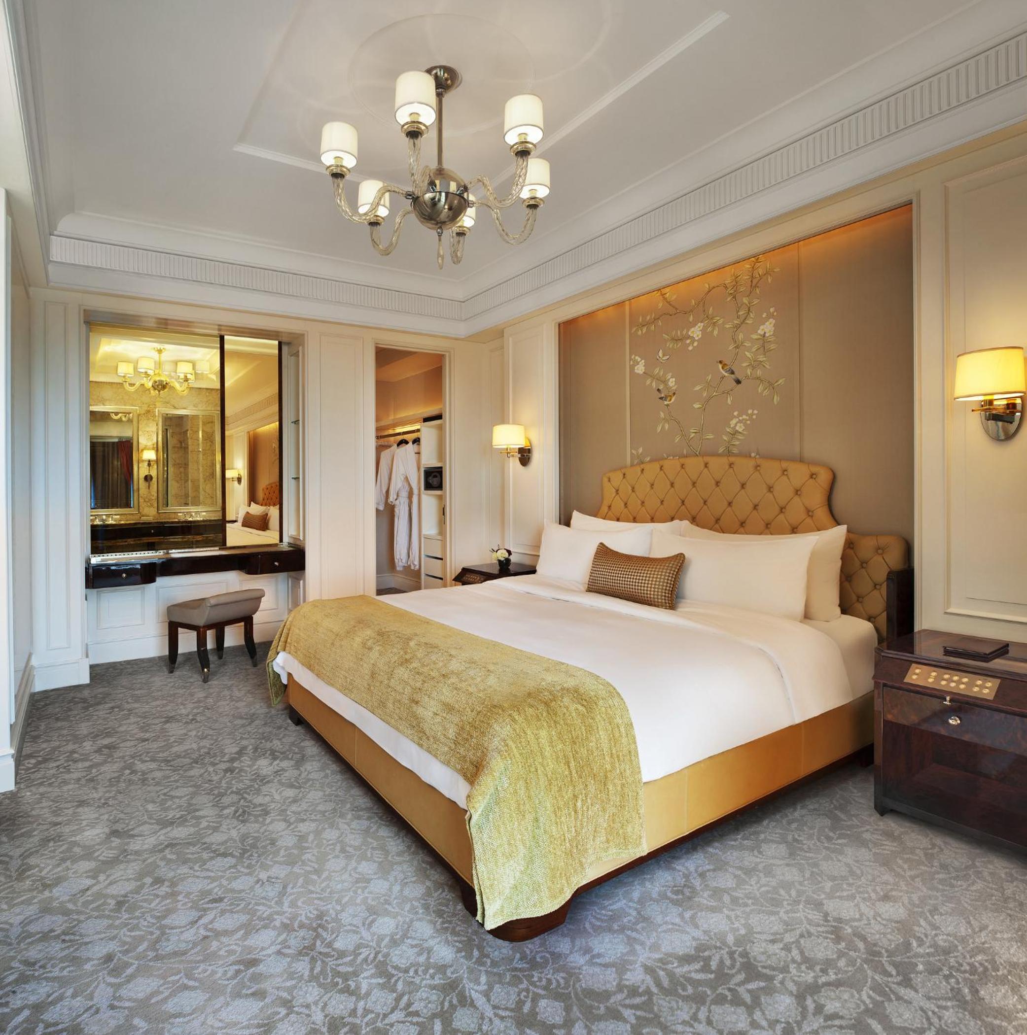 St Regis Suite with One King Bed (Non Smoking)