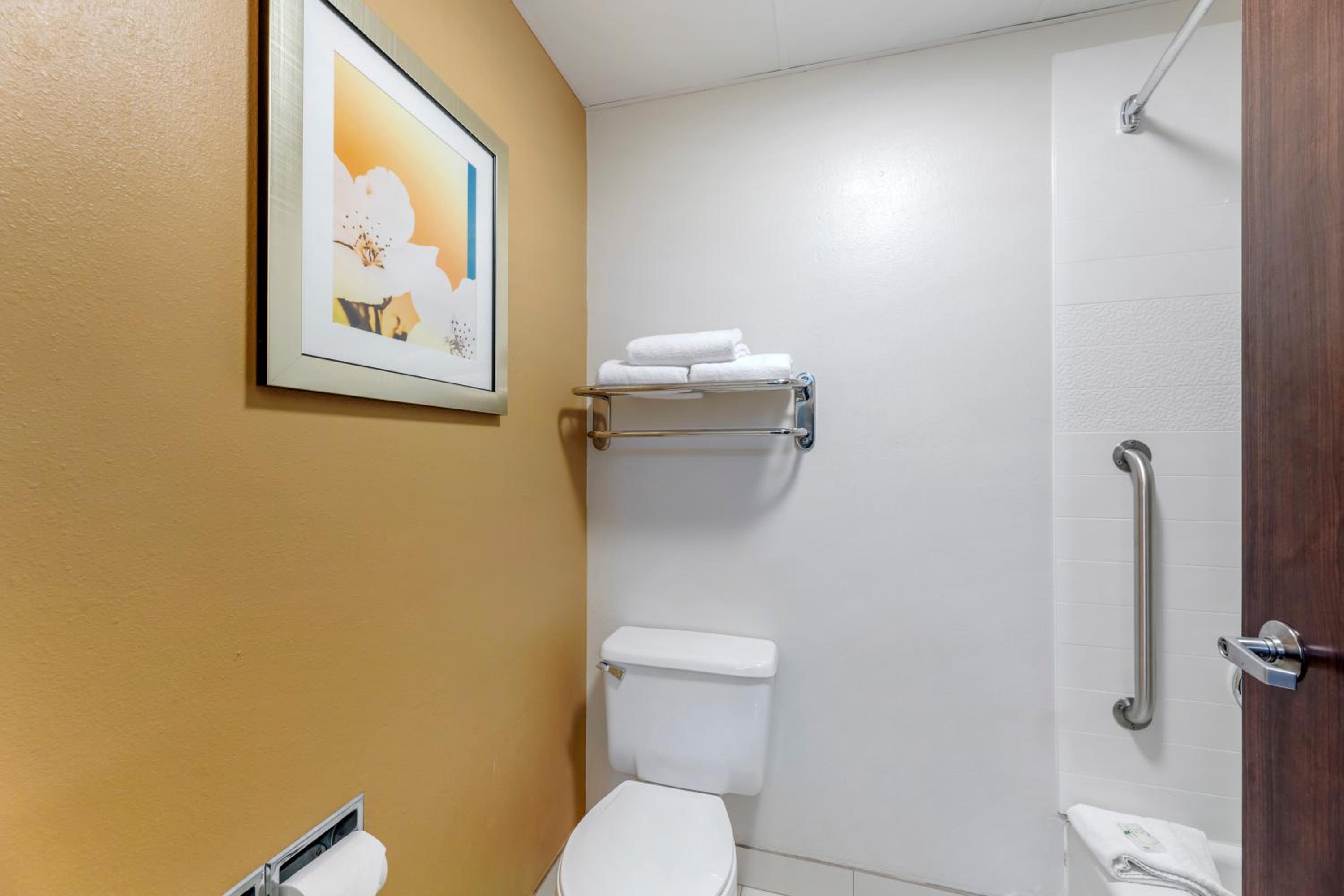 Quadruple Room with Two Queen Beds - Disability Access/Non Smoking - Photo 3