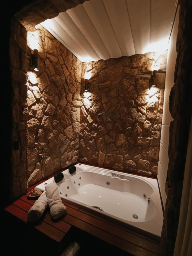 Queen Suite with Spa Bath - Photo 3