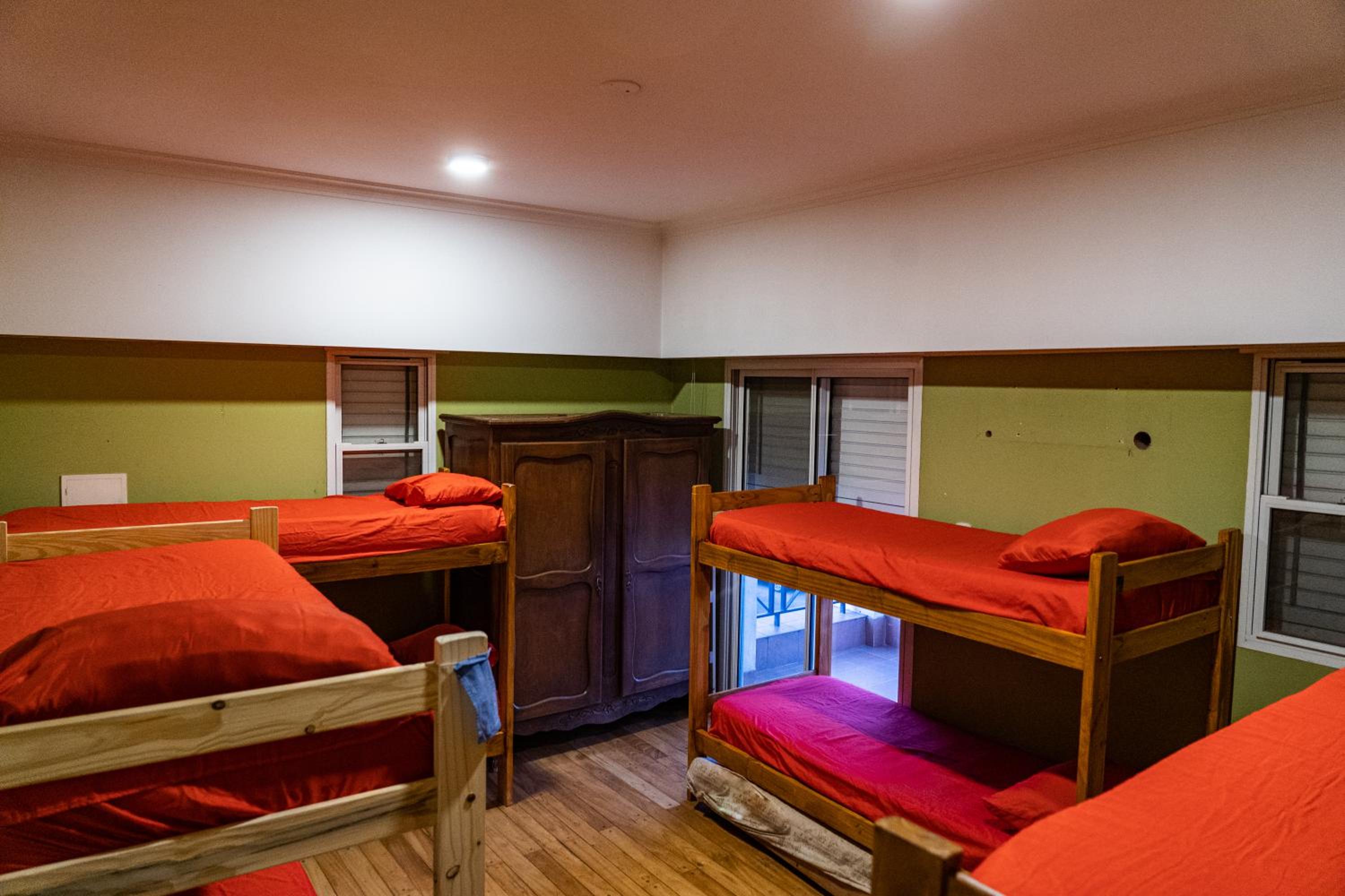 10-Bed Mixed Dormitory Room photo 3