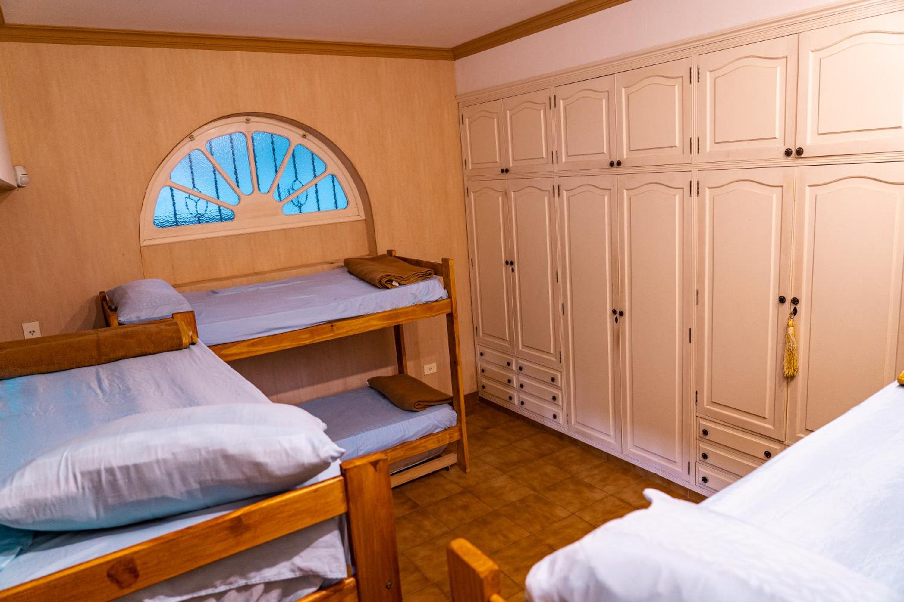8-Bed Mixed Dormitory Room photo 2