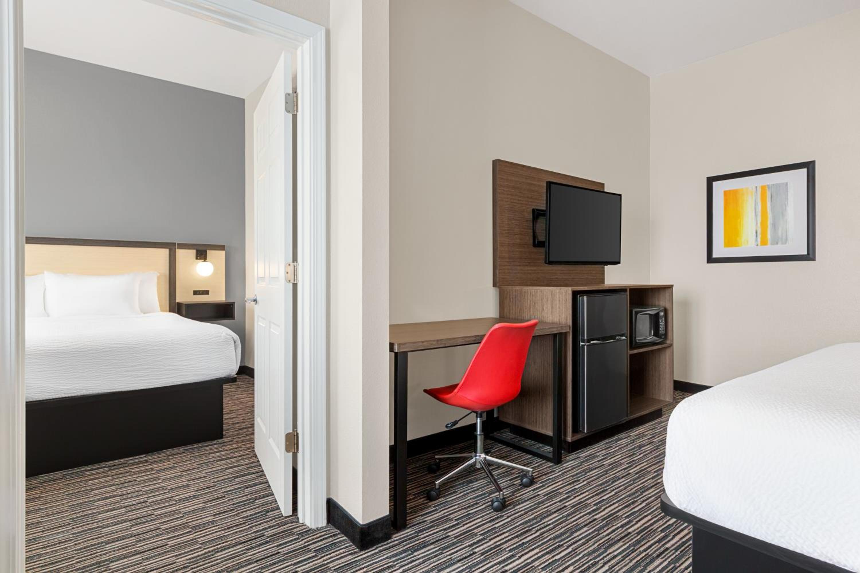 2 Room Suite with 2 King Beds and Day Bed, Non-Smoking photo 3