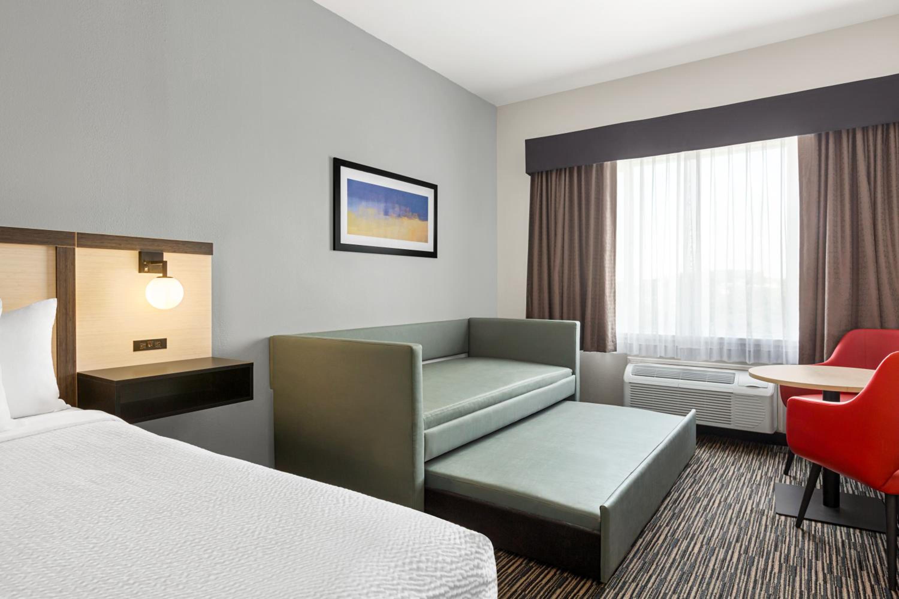 2 Room Suite with 2 King Beds and Day Bed, Non-Smoking photo 2