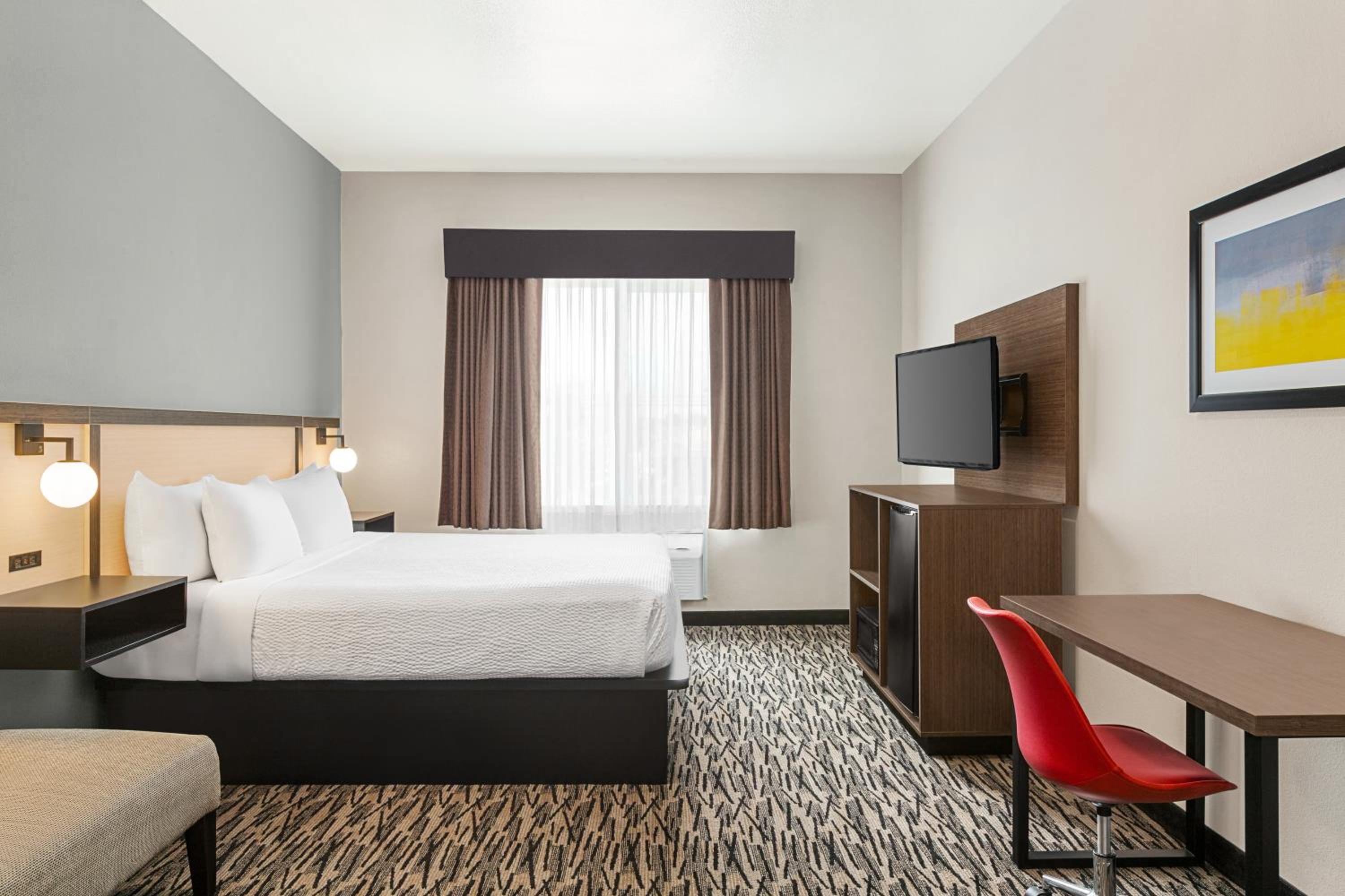 1 King Bed, Non-Smoking - Photo 1