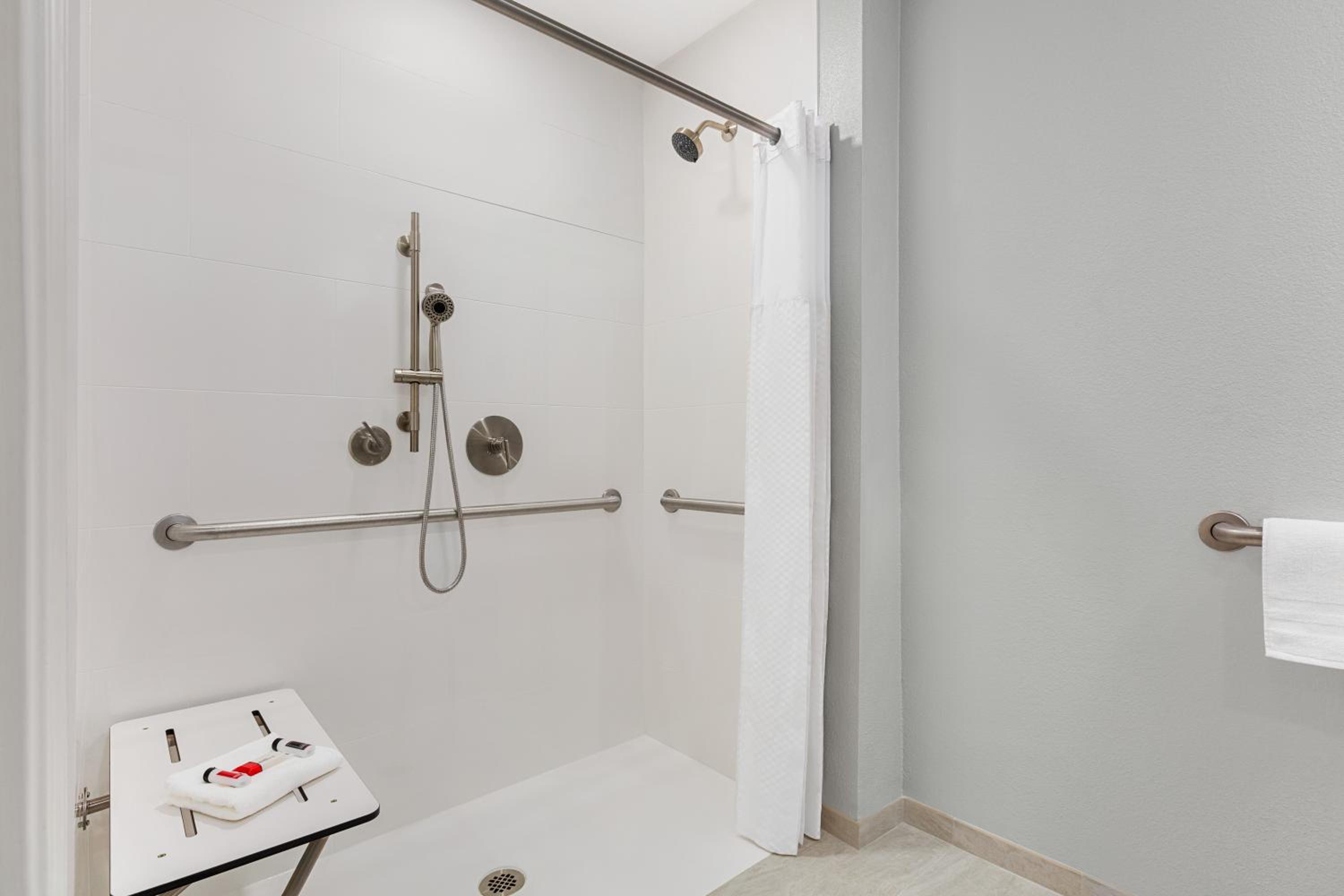 1 King Bed Accessible with Mobility/Hearing Impaired Access, Non-Smoking - Photo 4