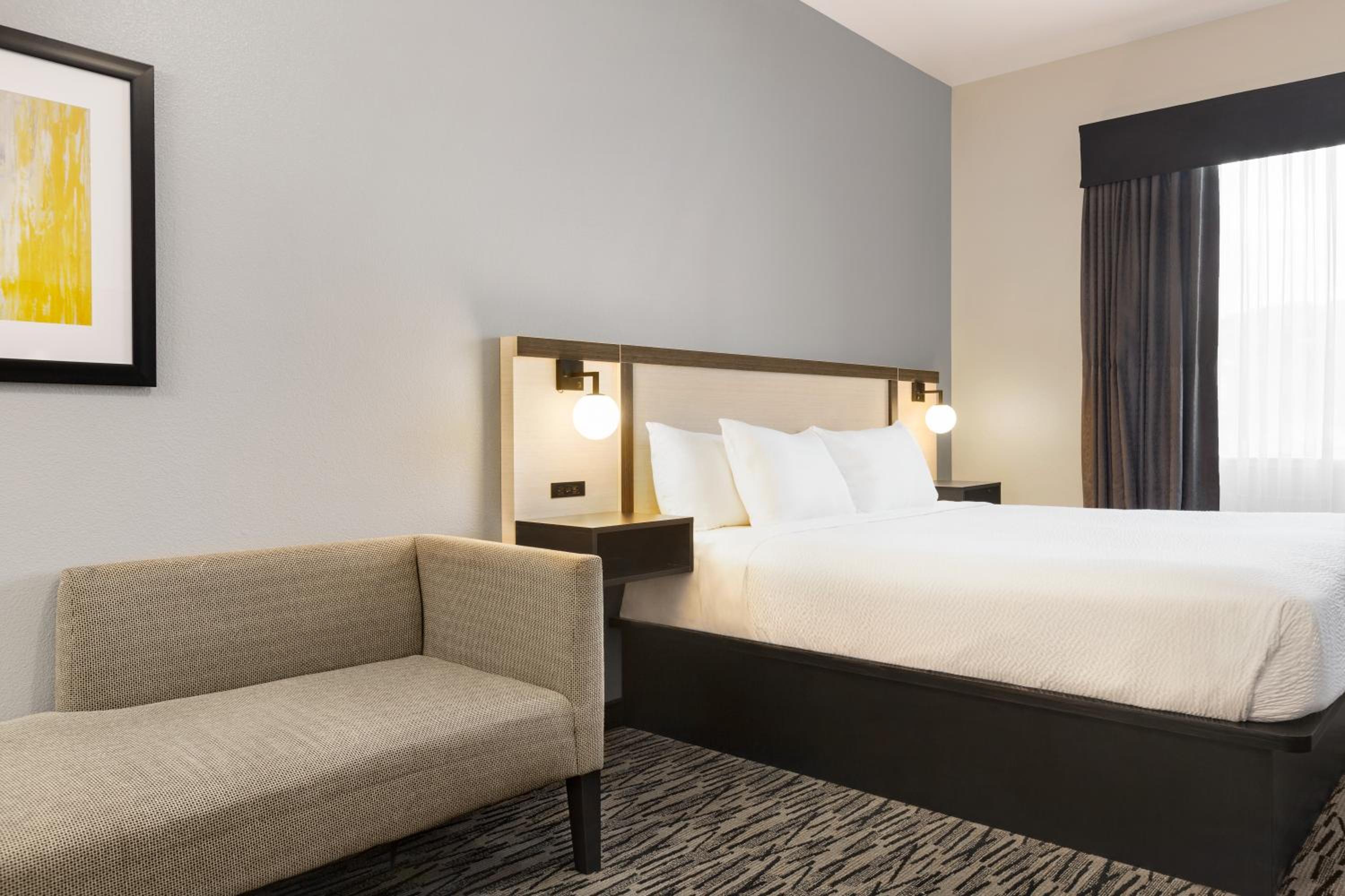 1 King Bed Accessible with Mobility/Hearing Impaired Access, Non-Smoking - Photo 2