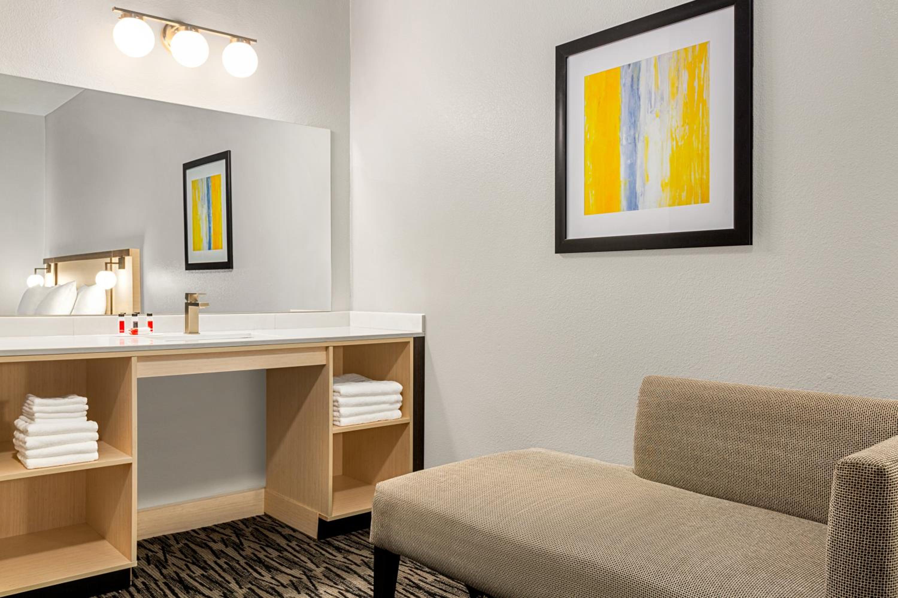 1 King Bed Accessible with Mobility/Hearing Impaired Access, Non-Smoking - Photo 3