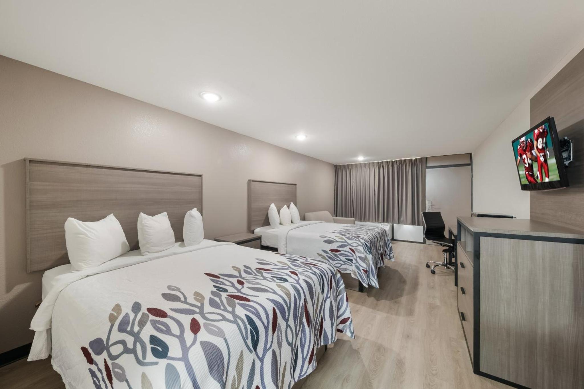 Deluxe Room with Two Queen Beds Non-Smoking - Photo 4