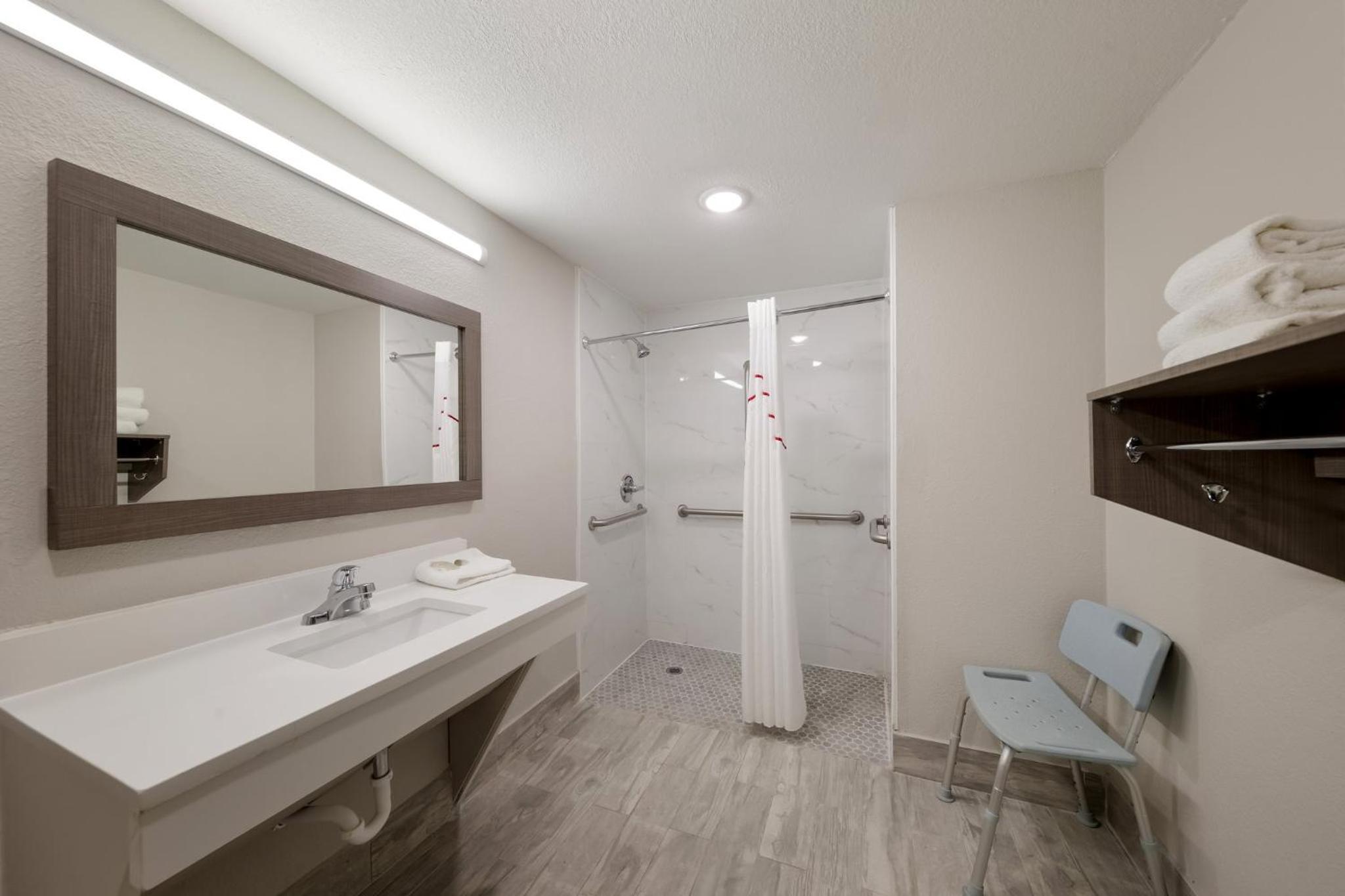 Deluxe King Room Disability Access Non-Smoking - Photo 2