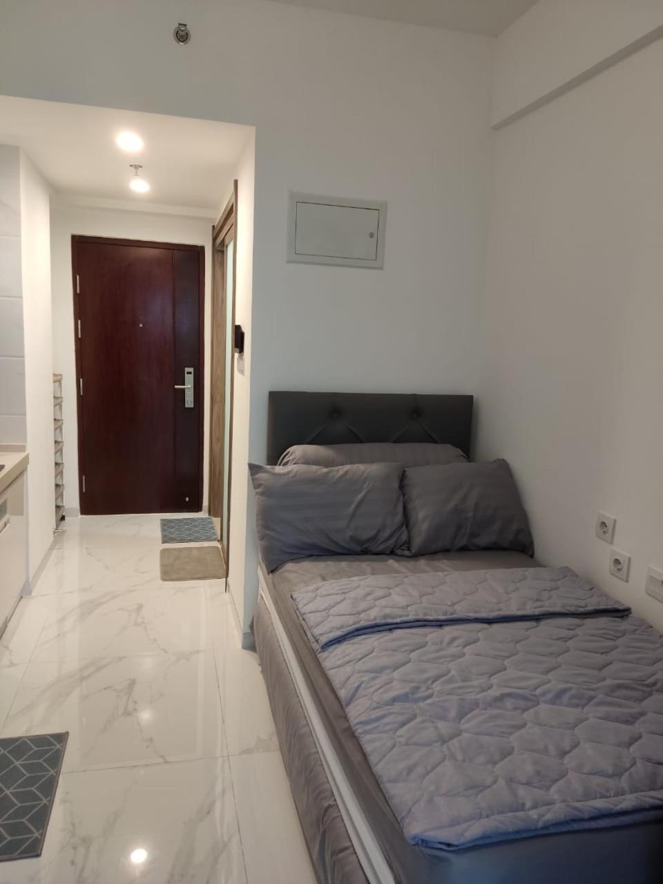 Studio Apartment - Photo 1