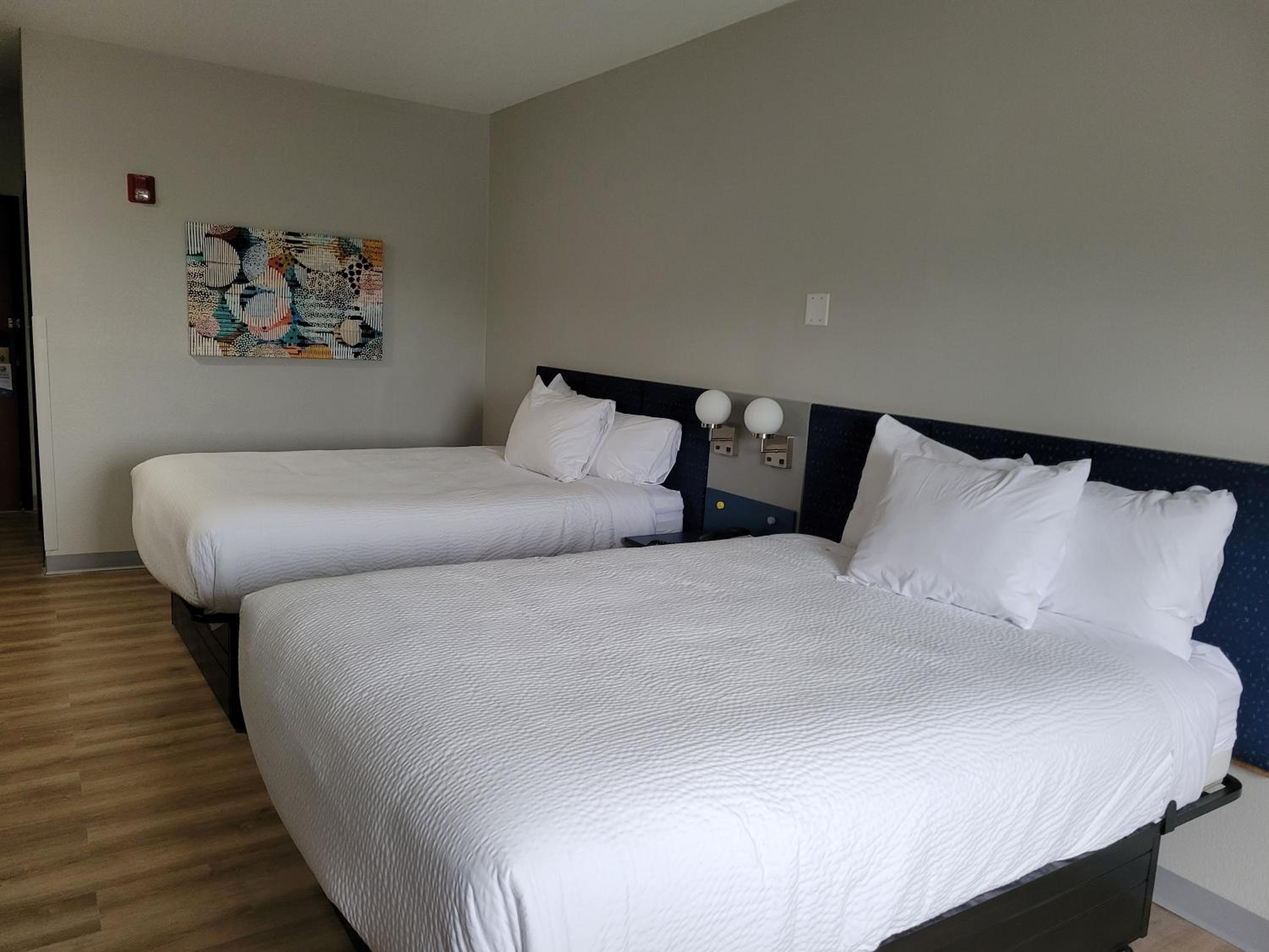 Deluxe Queen Room with Two Queen Beds- Non-Smoking - Photo 2