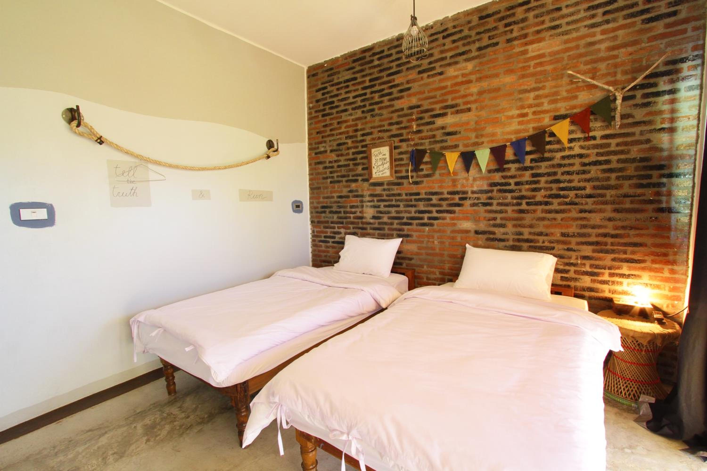 Twin Room with Private Bathroom - Photo 3