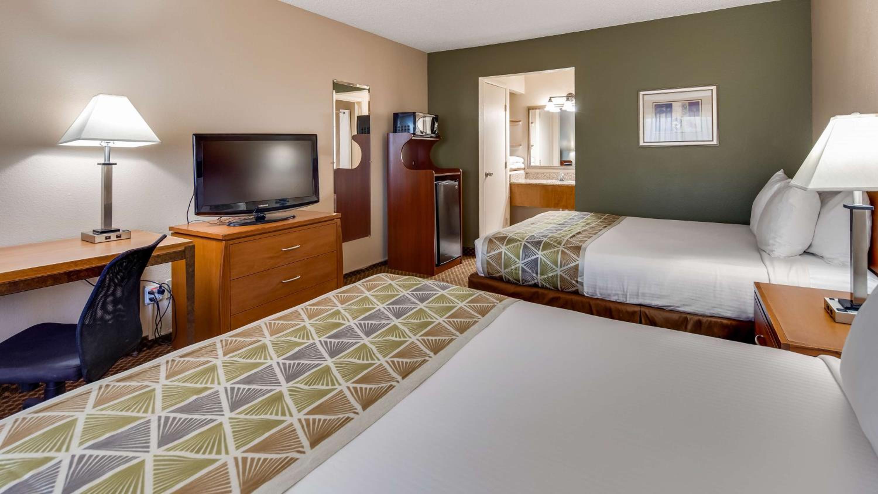 Queen Room with Two Queen Beds - Non-Smoking/Pet Friendly photo 1