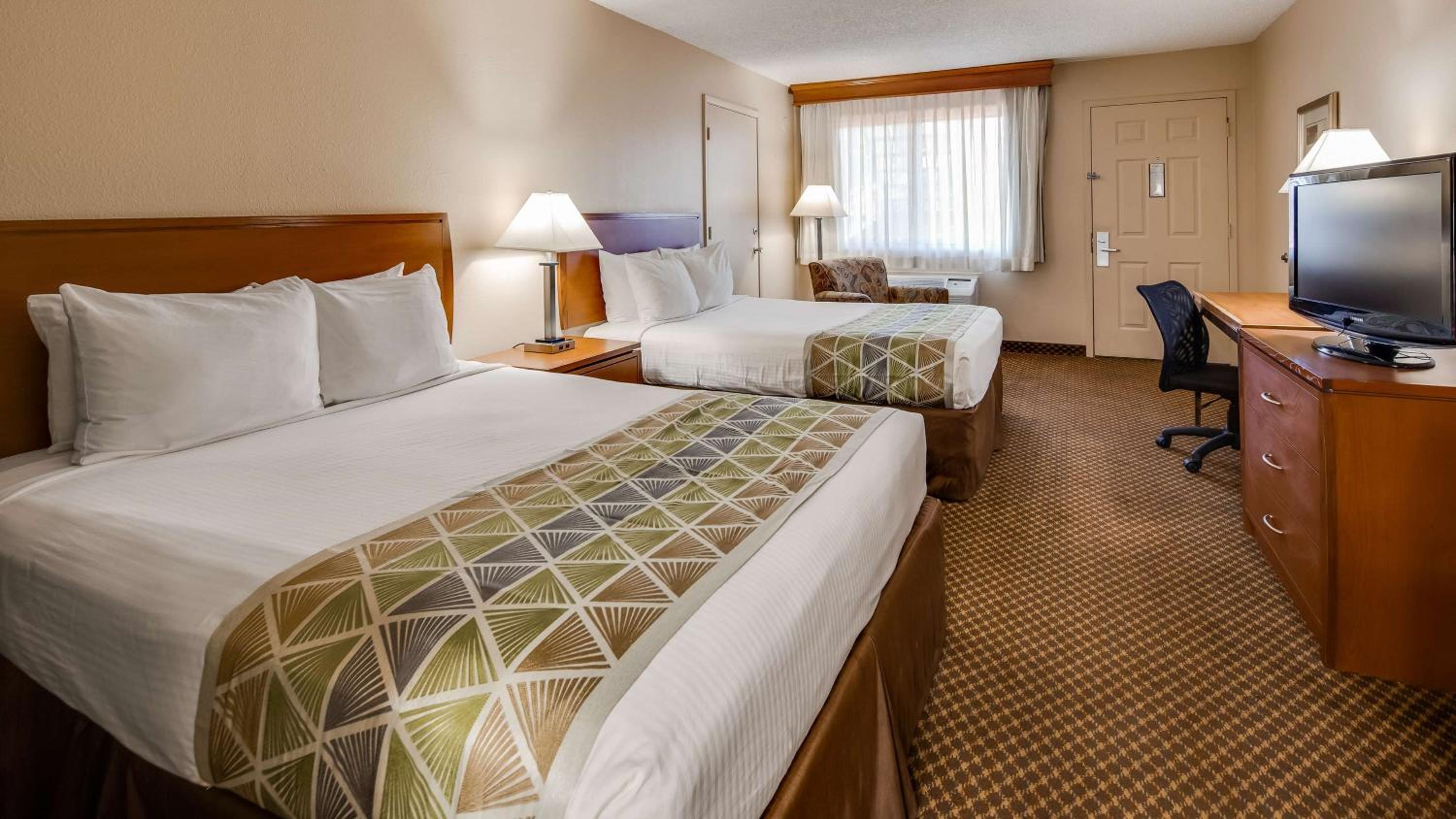 Queen Room with Two Queen Beds photo 2
