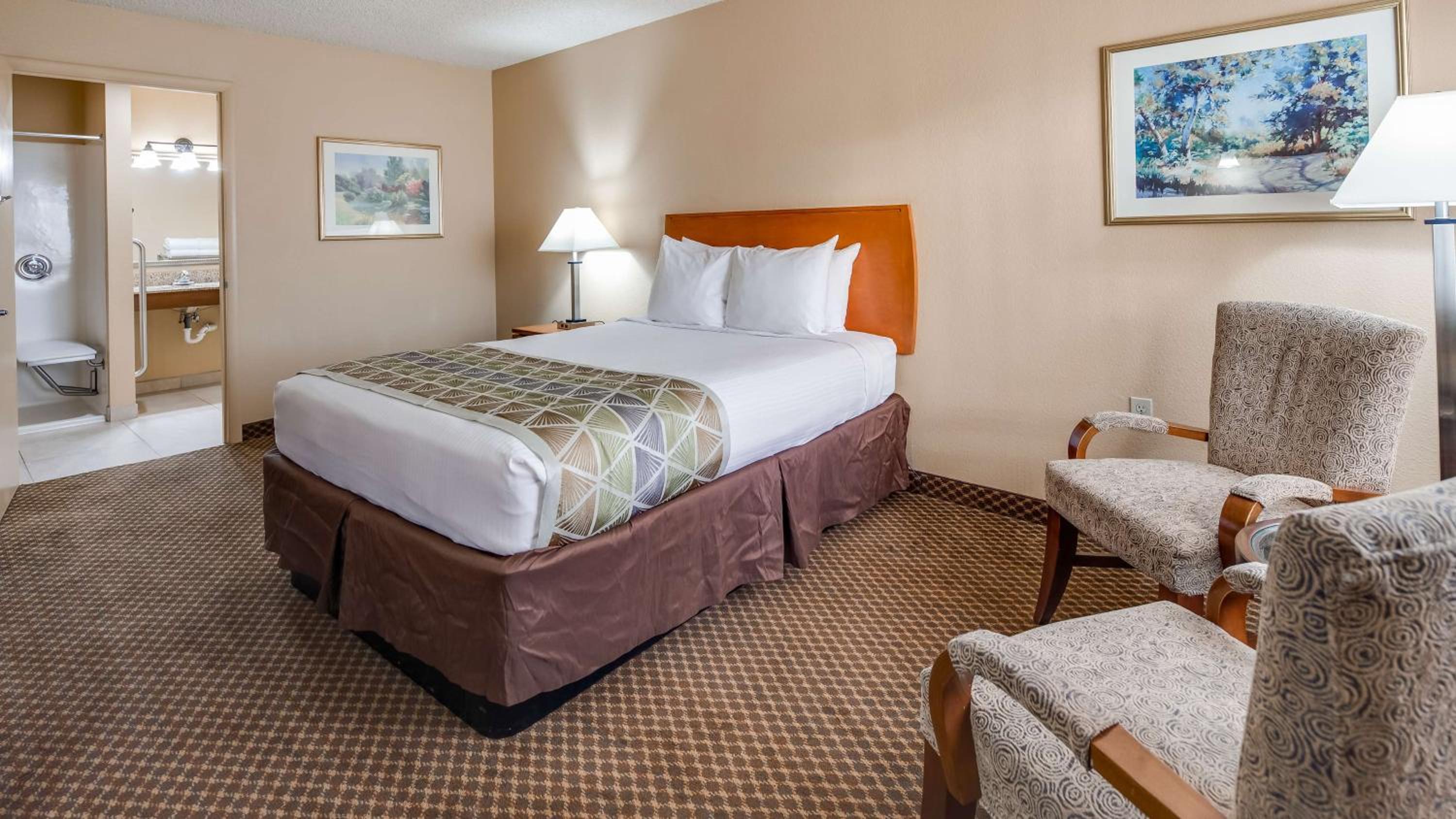 Queen Room with Roll-In Shower - Mobility Access photo 1