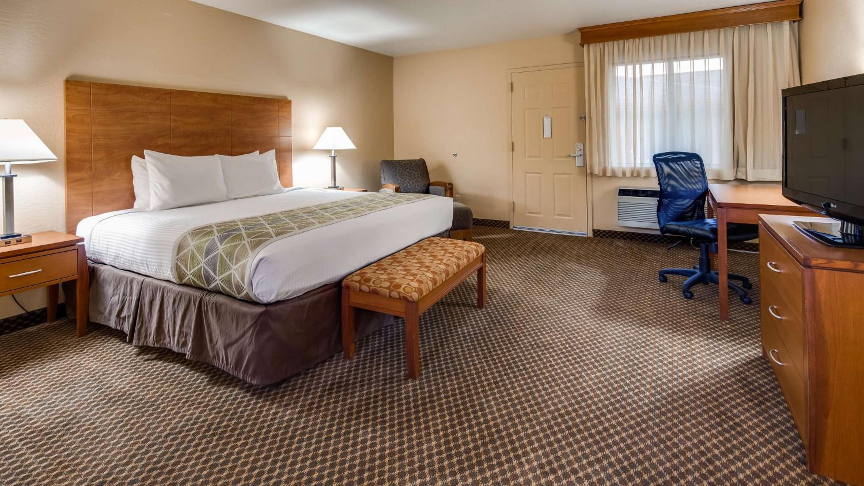 King Suite - Non-Smoking - Adults Only - No Pets photo 1