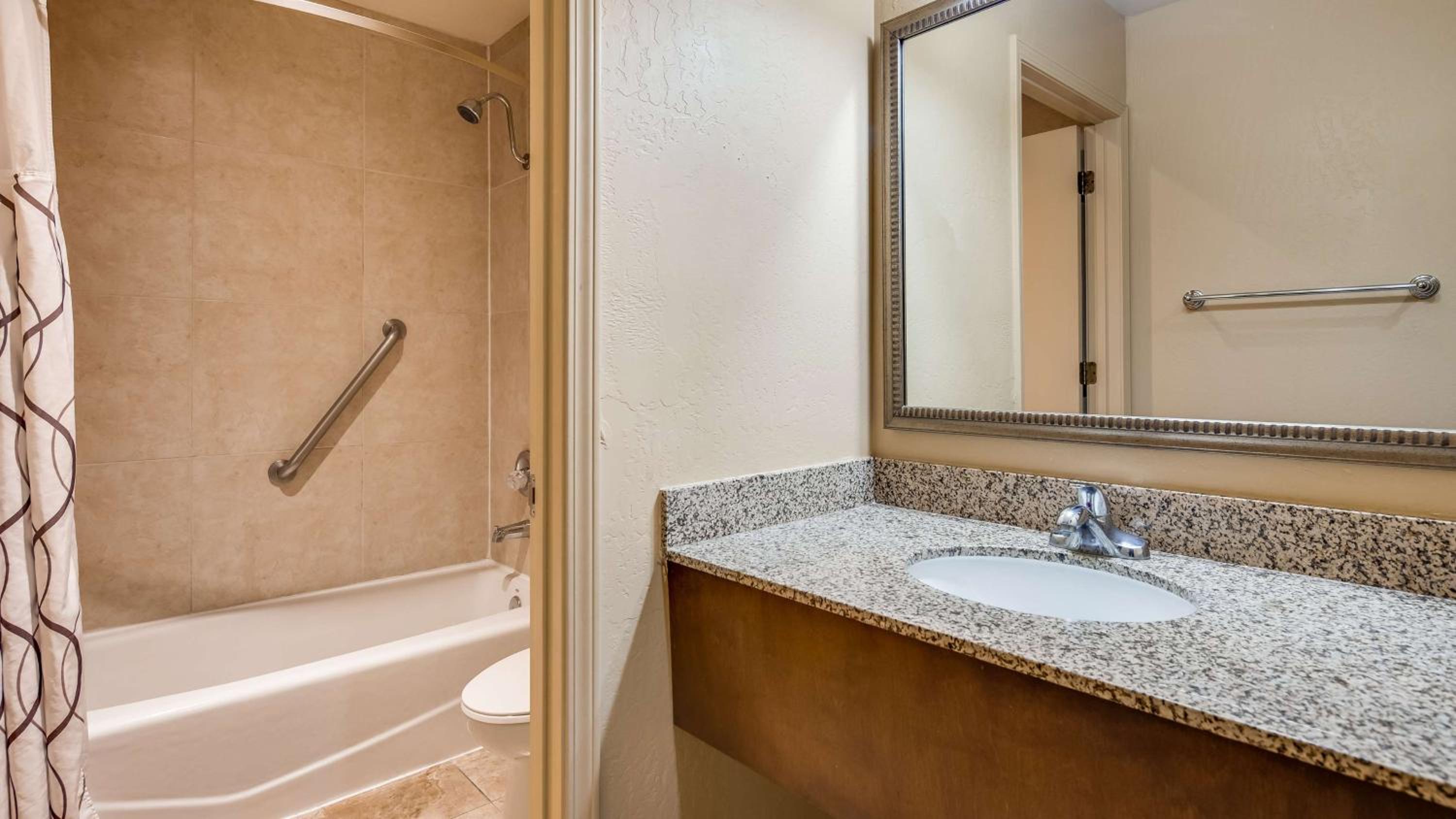 Queen Room with Two Queen Beds - Non-Smoking/Pet Friendly photo 2