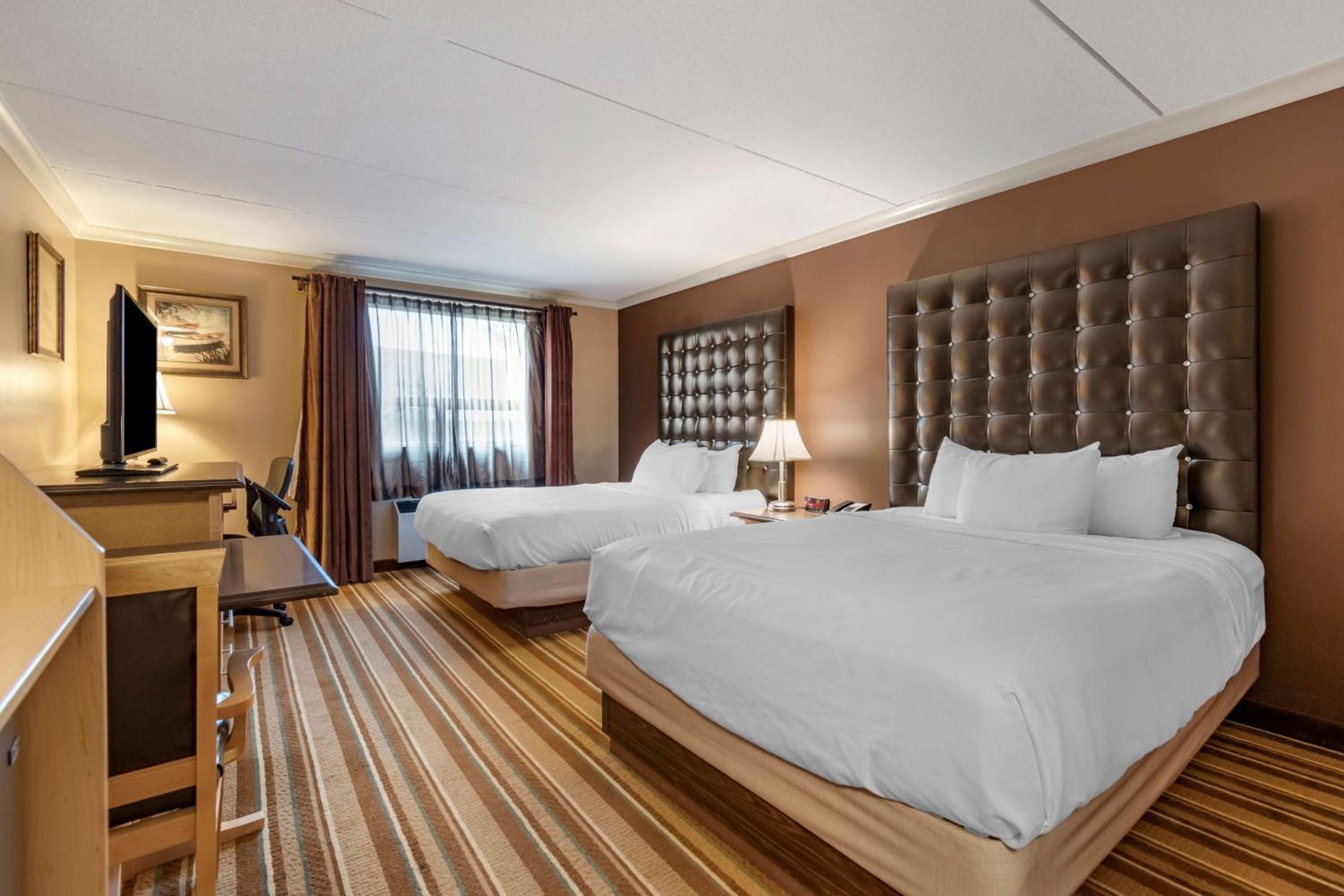 Suite with Two Queen Beds and Sofa Bed - Kitchenette/Non-Smoking photo 3