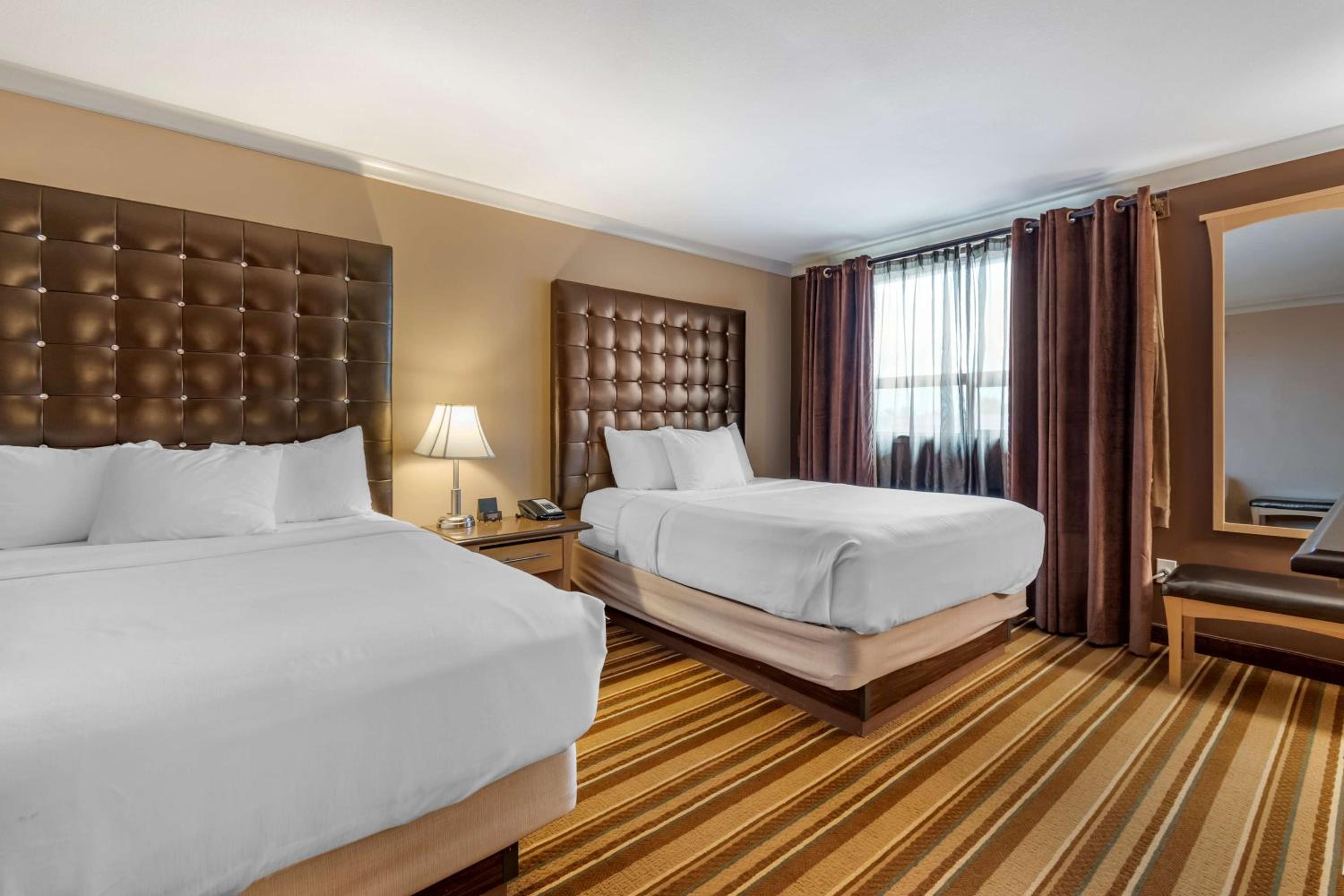 Queen Room with Two Queen Beds photo 2