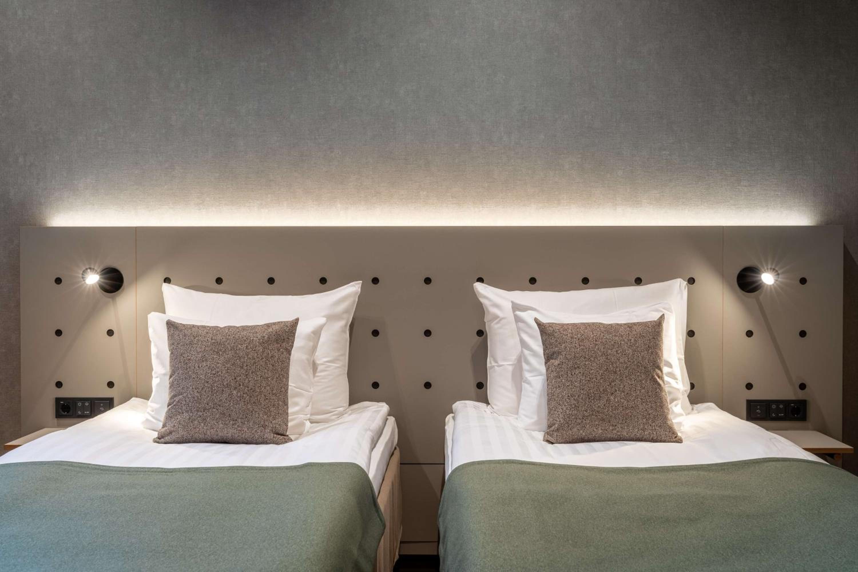 Twin Room thumbnail 5
