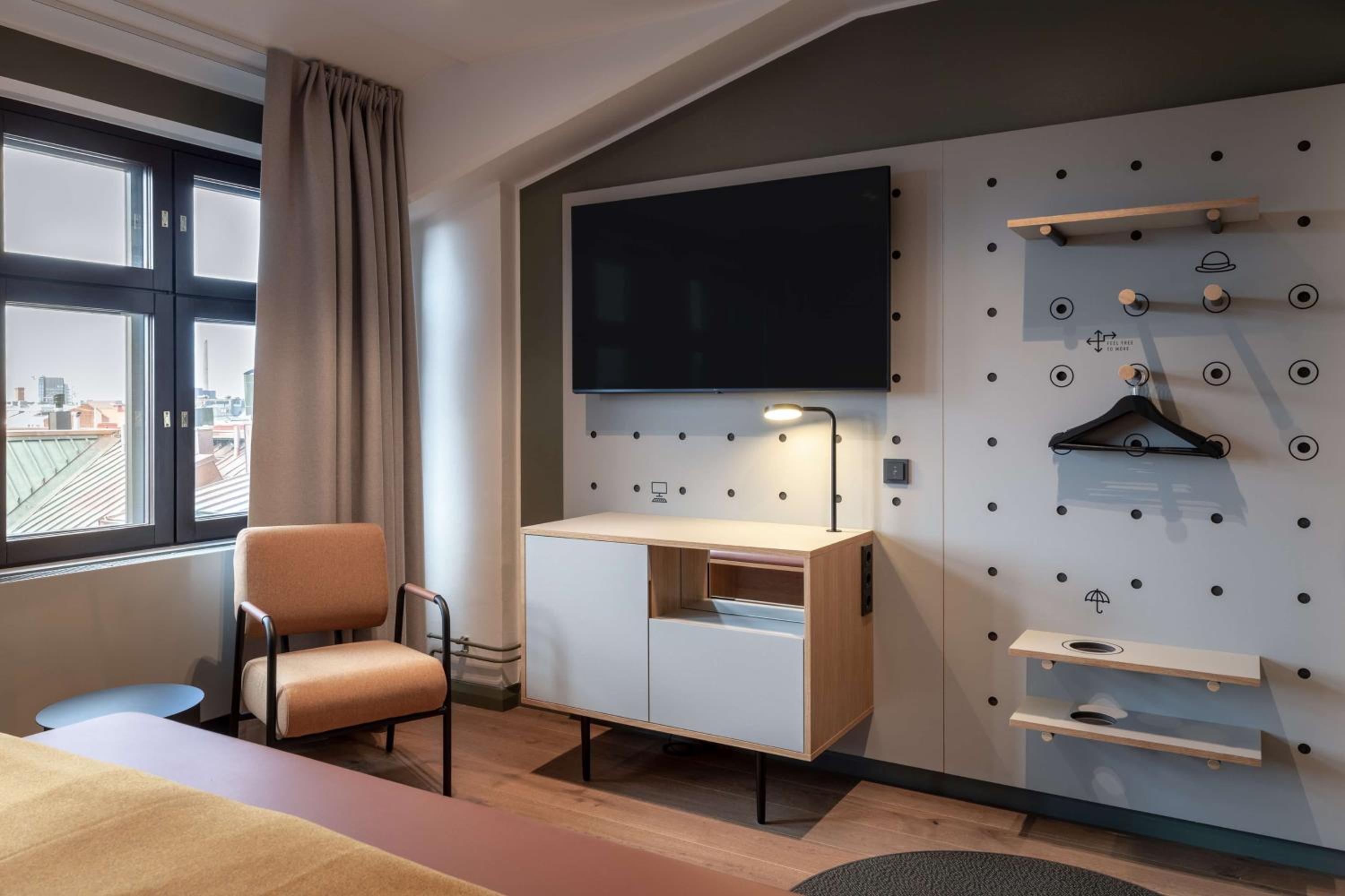 Superior King Room thumbnail 5