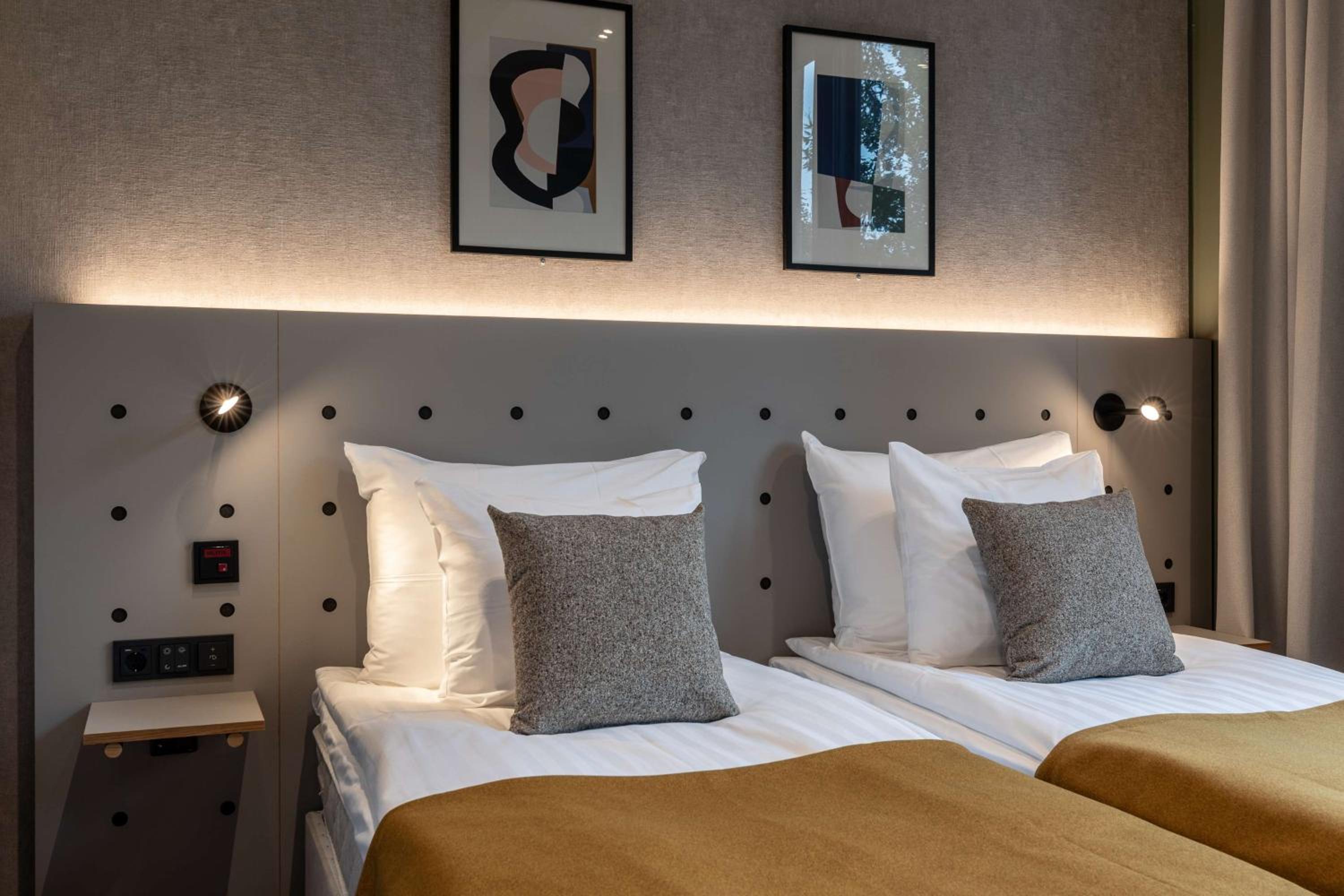 Superior Twin Room thumbnail 5