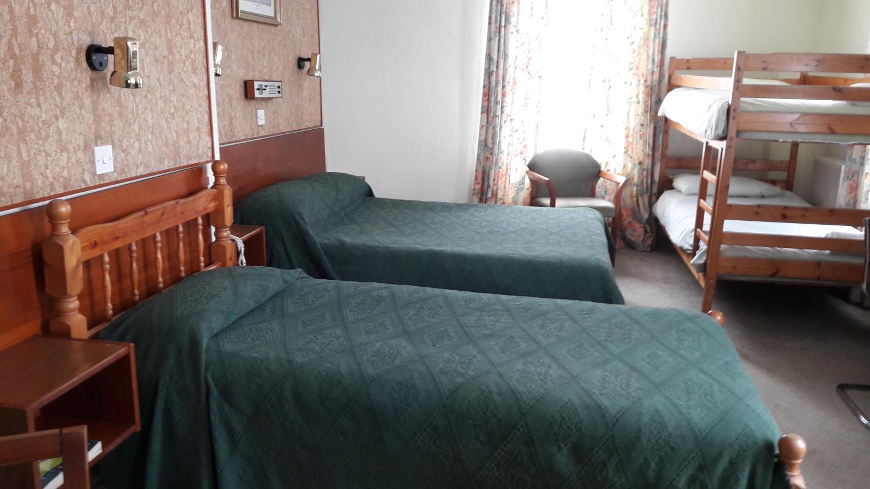 Family Room (2 Adults + 3 Children)