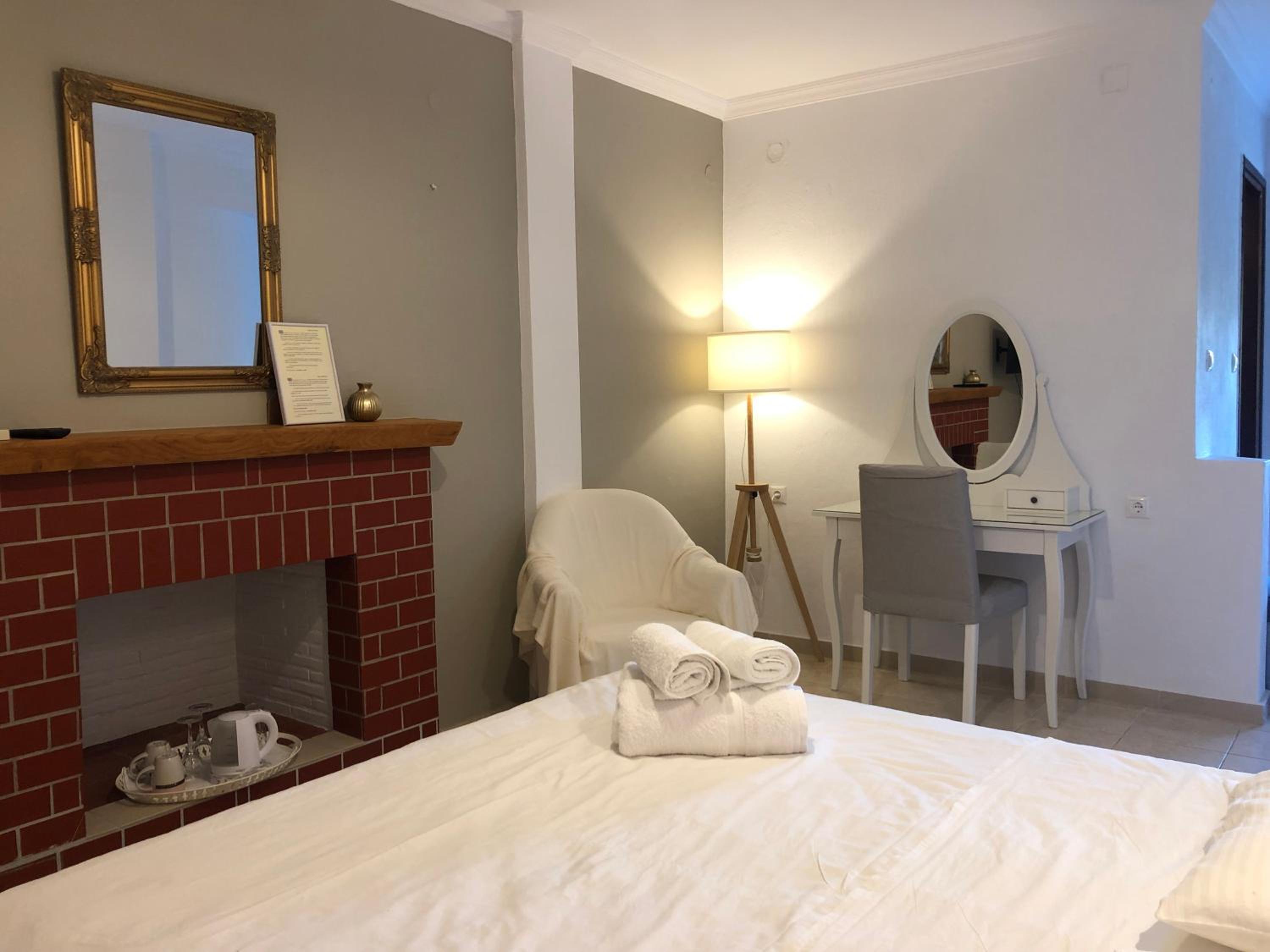 Deluxe Double Room (2 Adults + 1 Child)