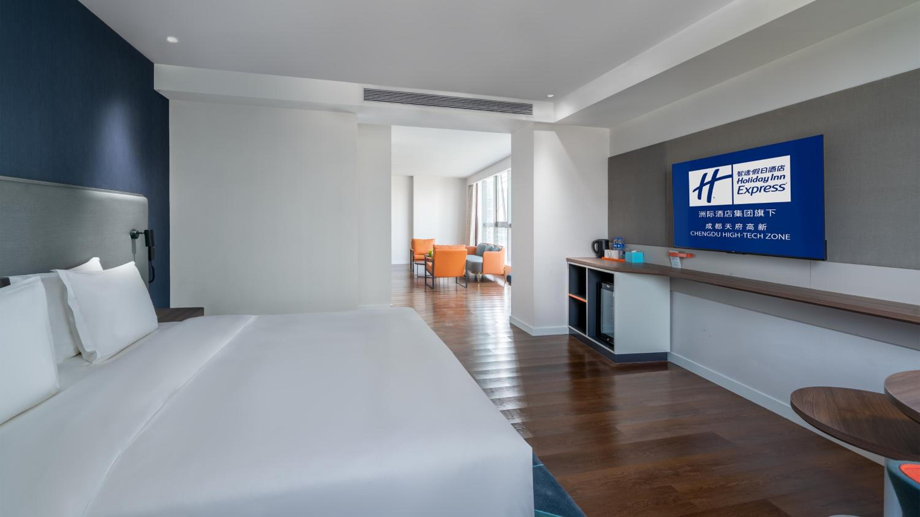 One-Bedroom Suite - Photo 4