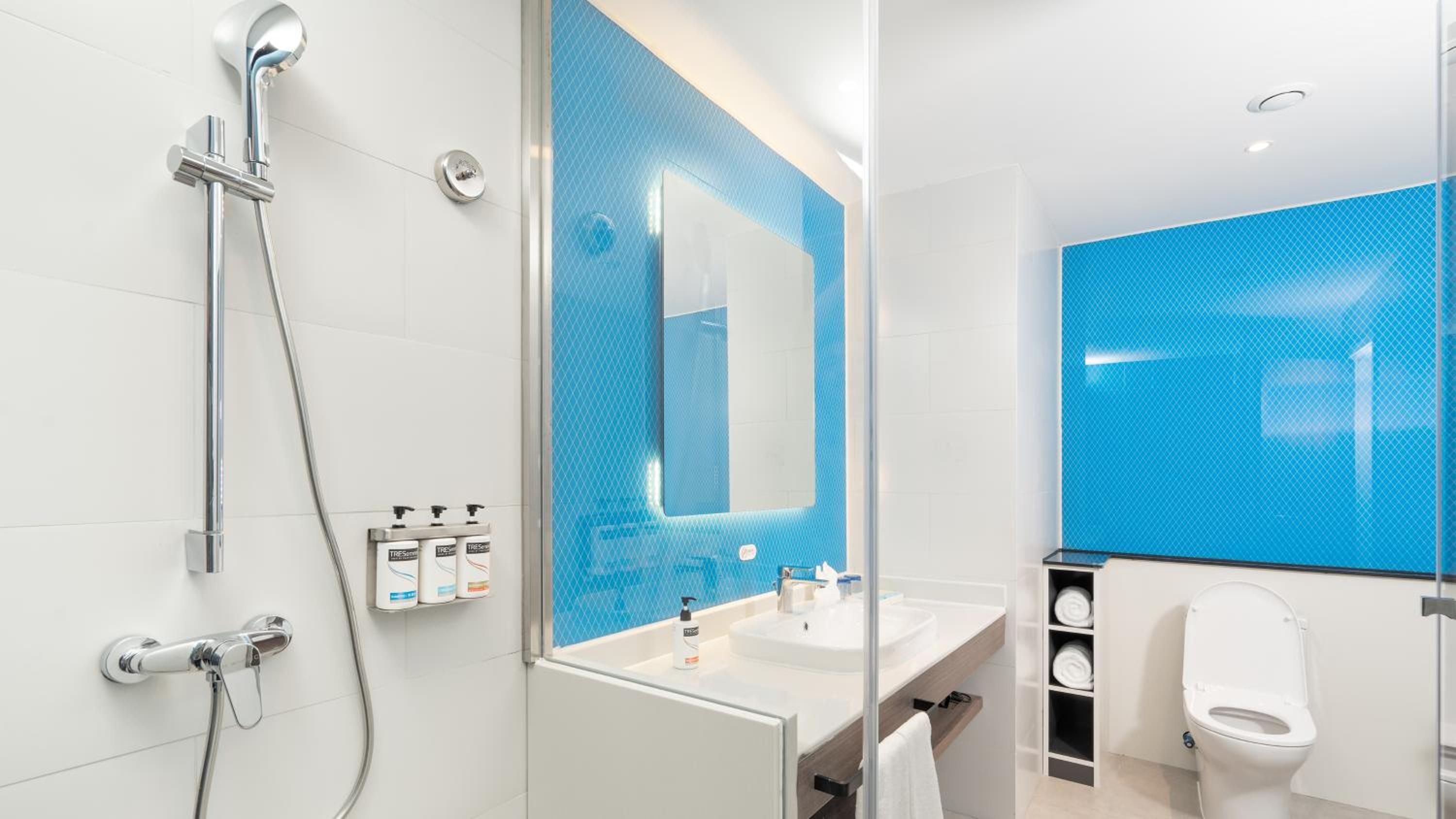Standard King Room with City View - Photo 3