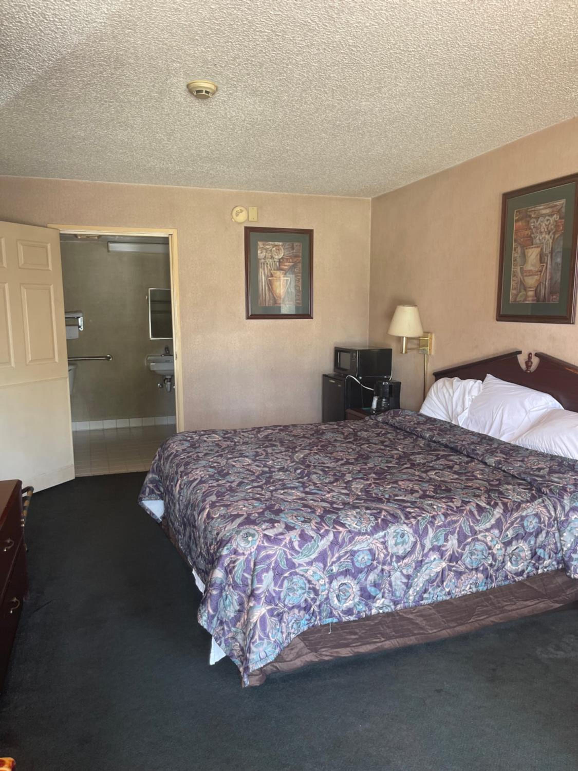 King Room With Roll-In Shower - Disability Access photo 1