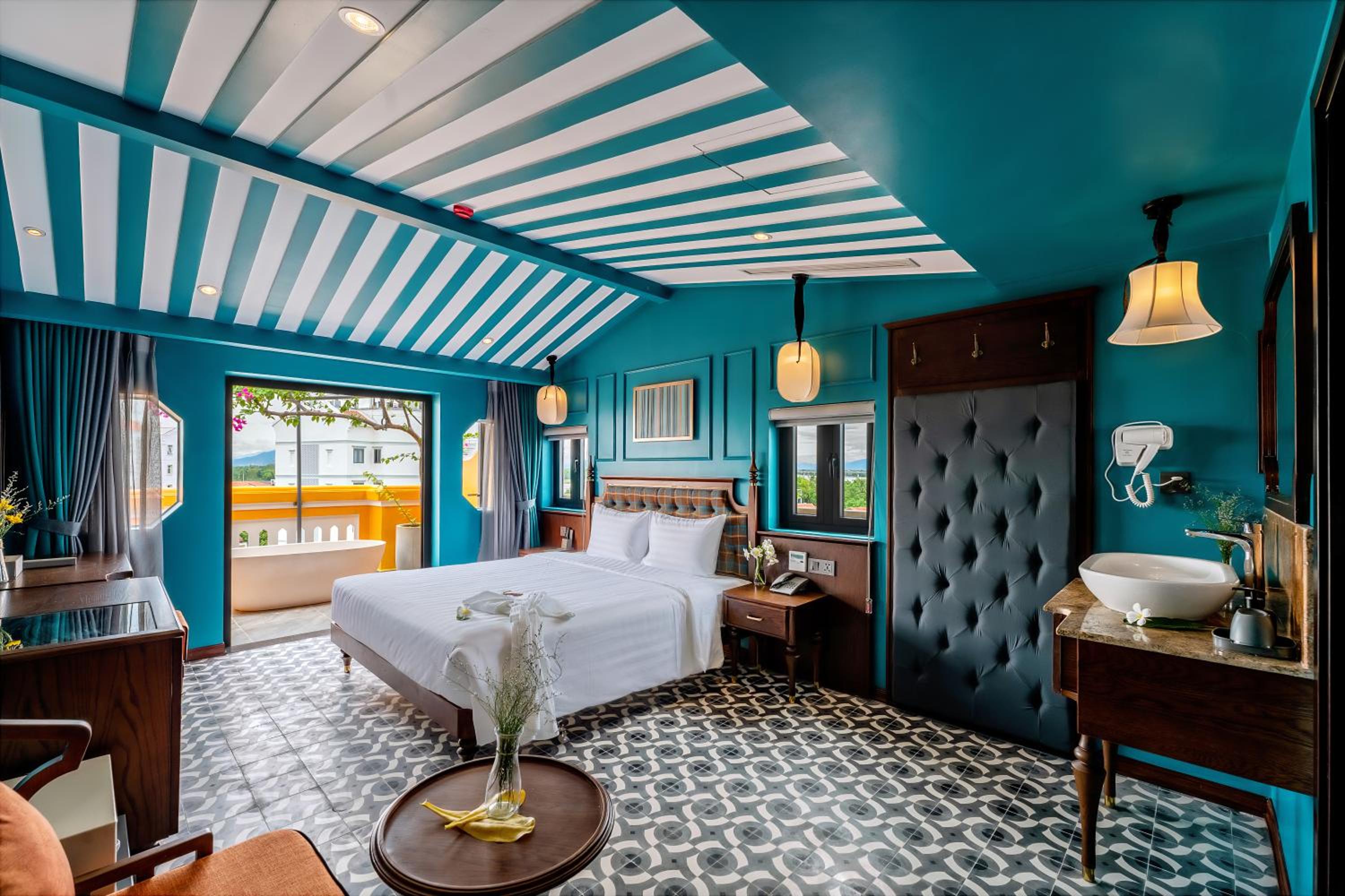 Junior Suite with Balcony - Photo 4