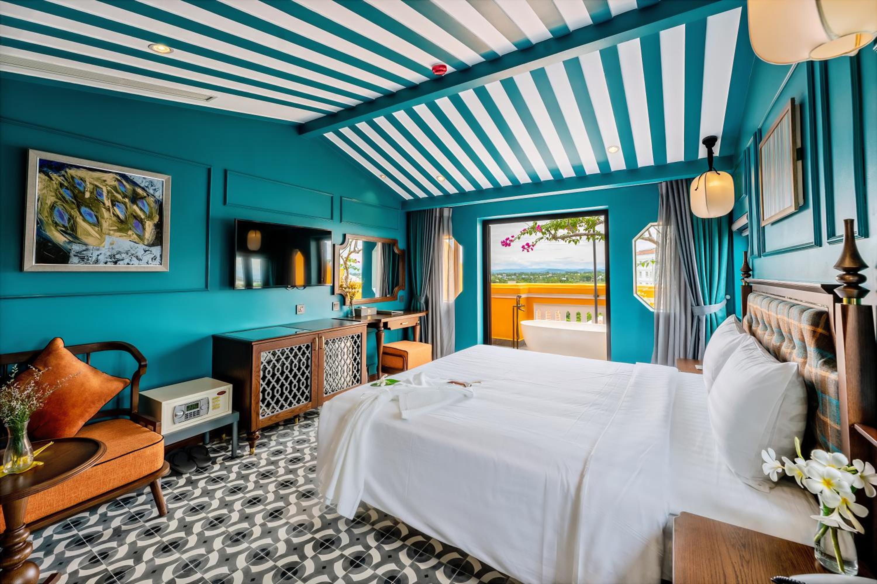 Junior Suite with Balcony - Photo 3