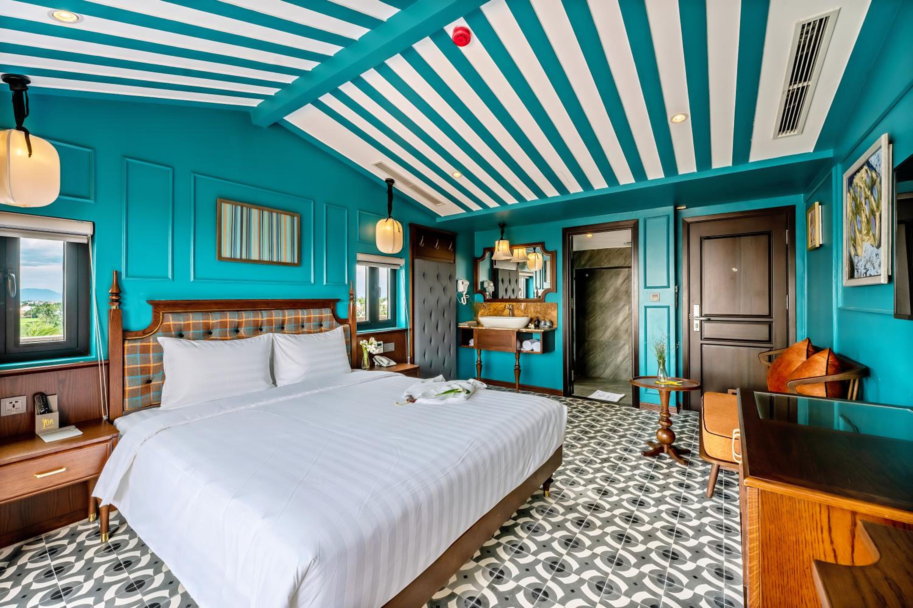 Junior Suite with Balcony - Photo 5